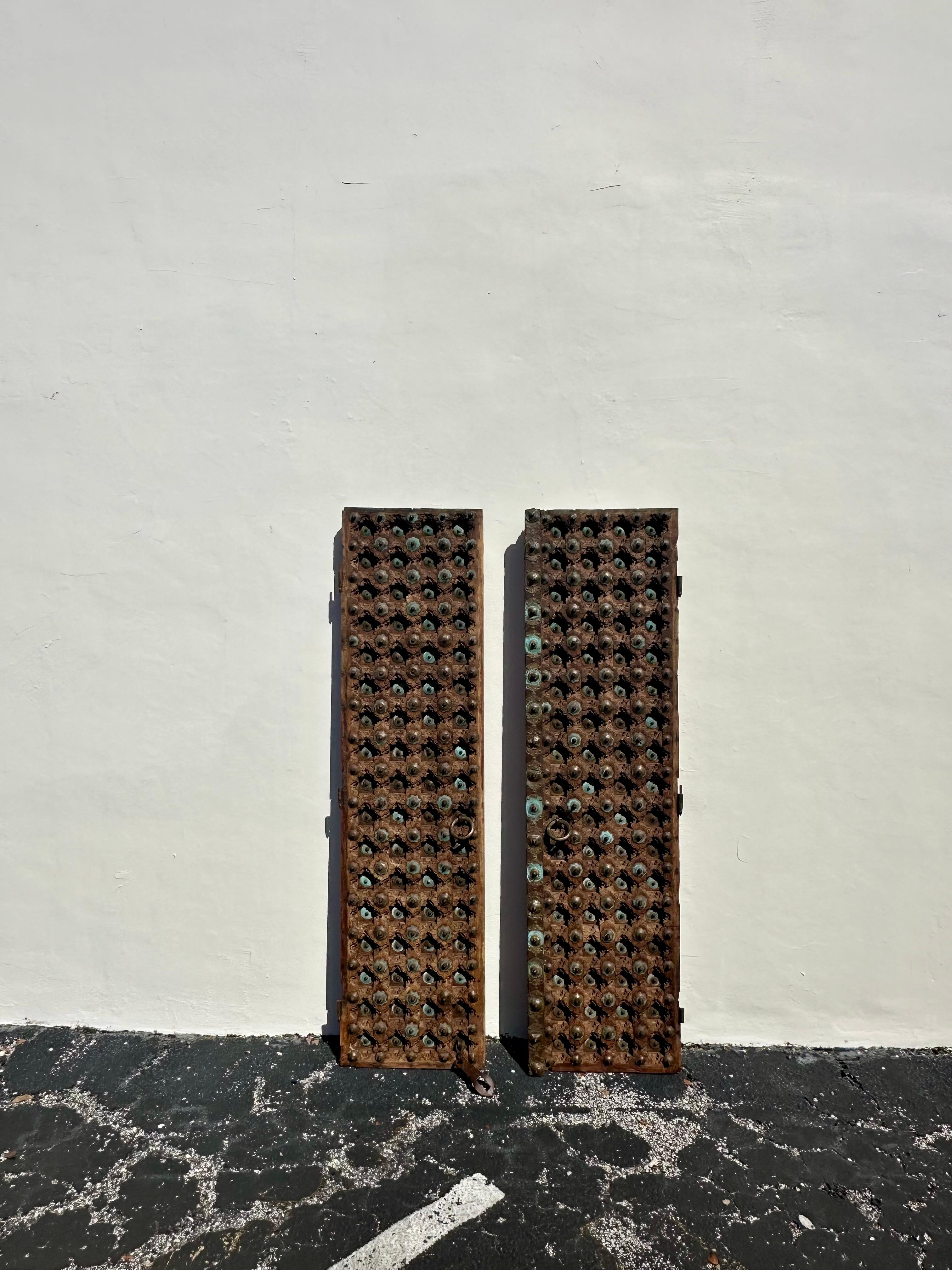Puertas de entrada a templos artesanales de hierro y latón del siglo XIX Raj británico en venta