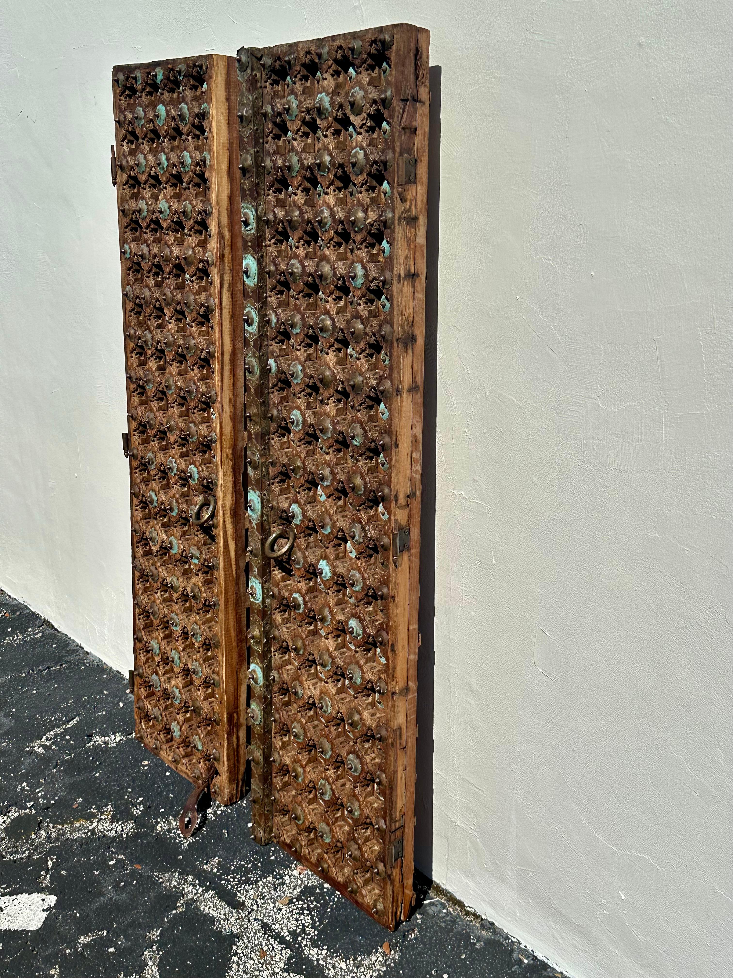 Puertas de entrada a templos artesanales de hierro y latón del siglo XIX Indio en venta