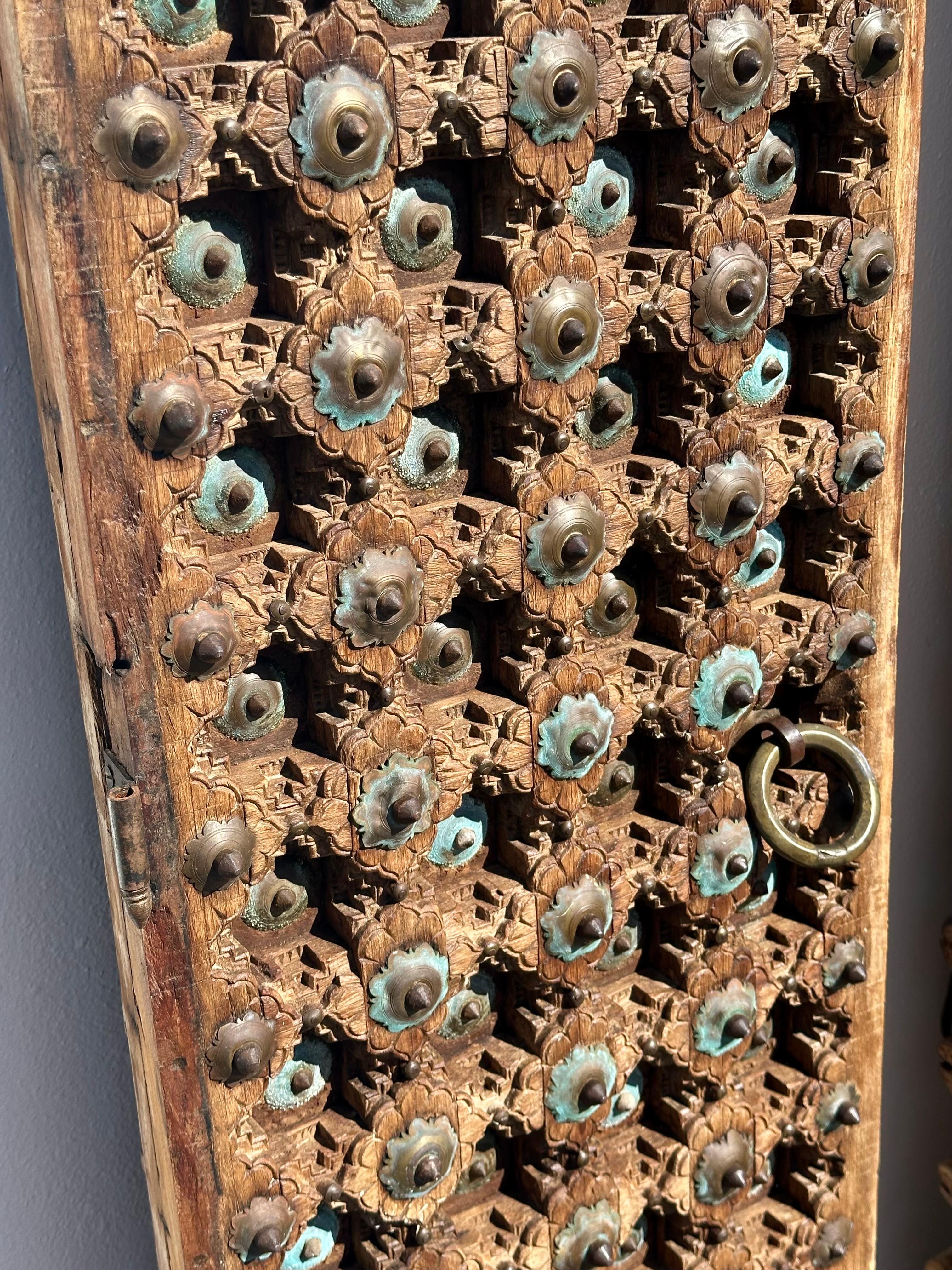 Puertas de entrada a templos artesanales de hierro y latón del siglo XIX en venta 2
