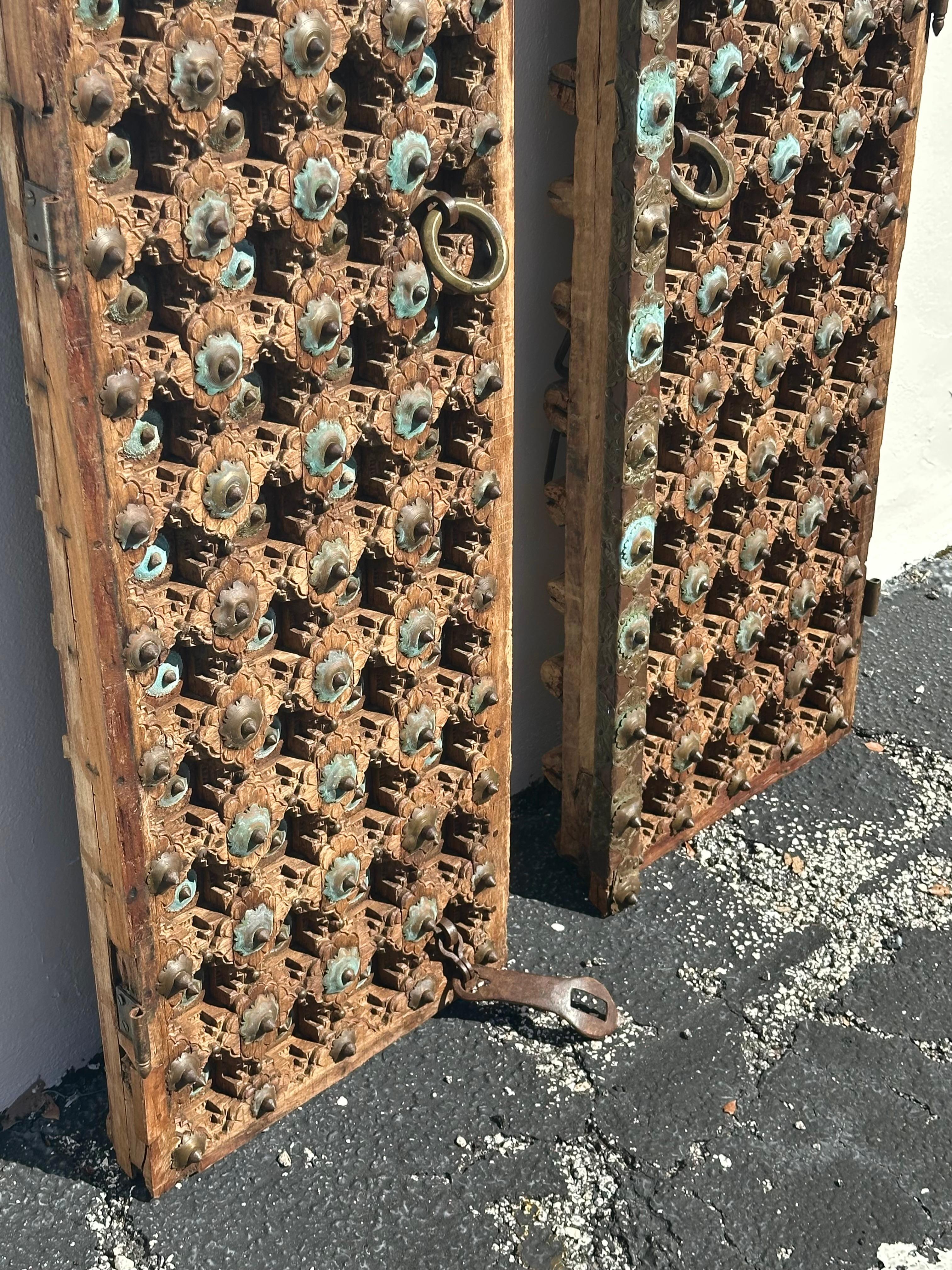 Puertas de entrada a templos artesanales de hierro y latón del siglo XIX en venta 3