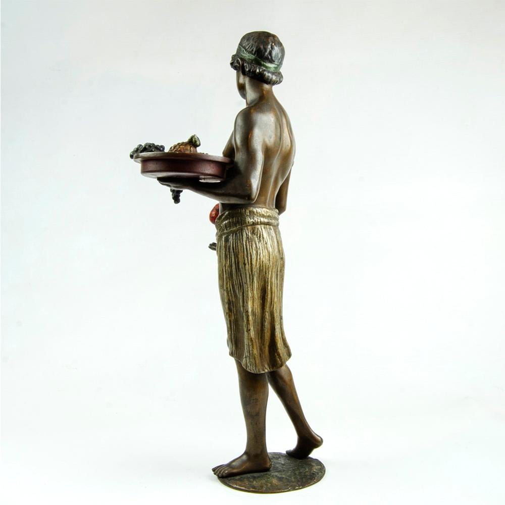 Österreichische Wiener Bronzeskulptur im Jugendstil des 19. Jahrhunderts
Antike Jugendstil-Bronzeskulptur, die einen Dorfbewohner mit einem Tablett mit Obst und einem Vogel auf dem Arm darstellt.

Schöne Patina. Das Metall ist trotz des hohen Alters