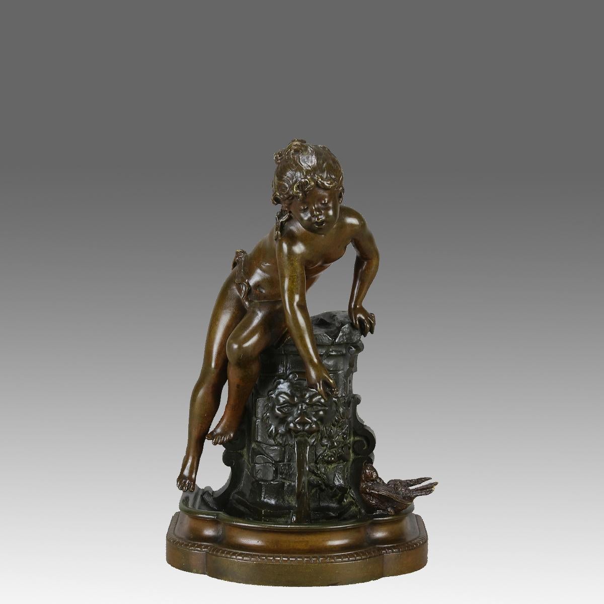 Eine sehr schöne Bronzefigur aus dem späten 19. Jahrhundert, die ein junges Mädchen darstellt, das auf einem Brunnen sitzt und einen kleinen Vogel füttert. Die Figur weist eine exzellente, reichhaltige braune Patina und sehr feine, handgefertigte