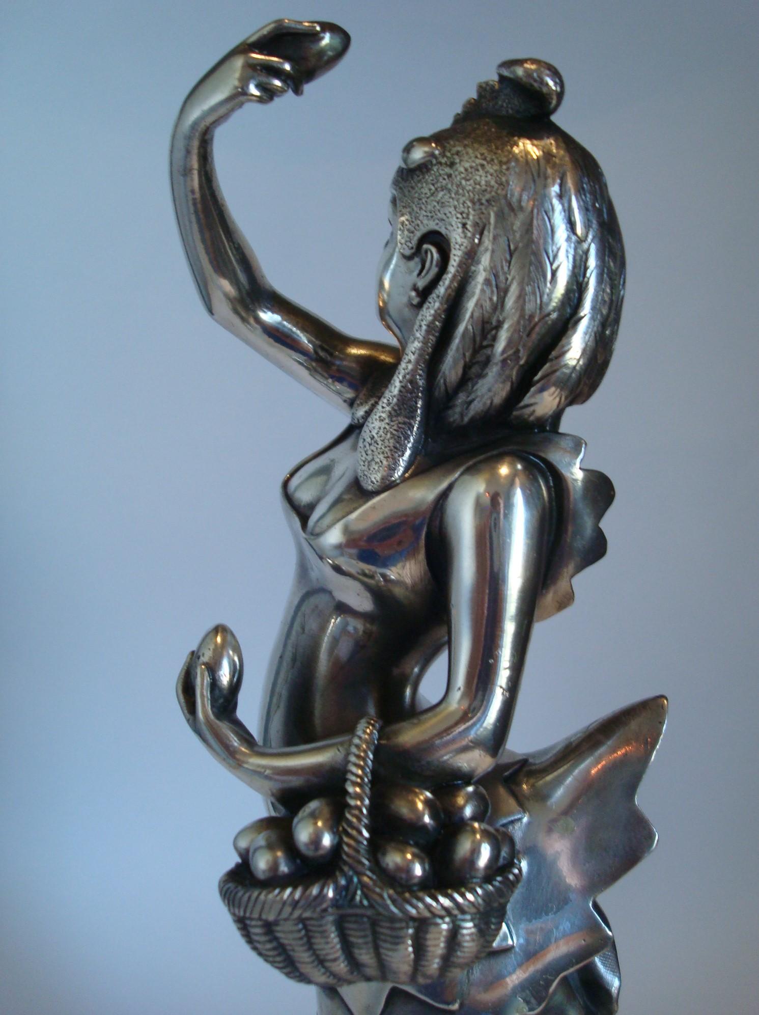 Sculpture en bronze Art nouveau du 19ème siècle d'une poule féminine par A. Grevin & F. Beer en vente 8