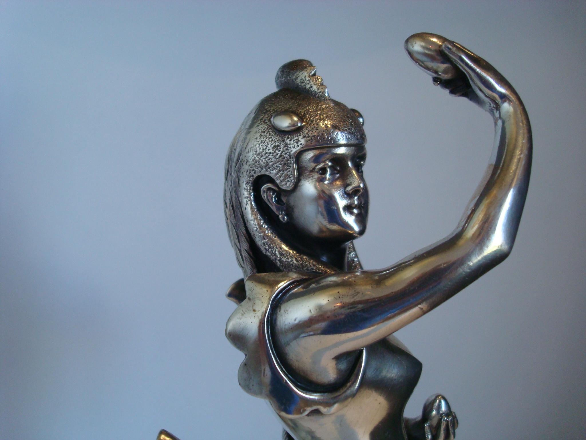 Sculpture en bronze Art nouveau du 19ème siècle d'une poule féminine par A. Grevin & F. Beer Bon état - En vente à Buenos Aires, Olivos