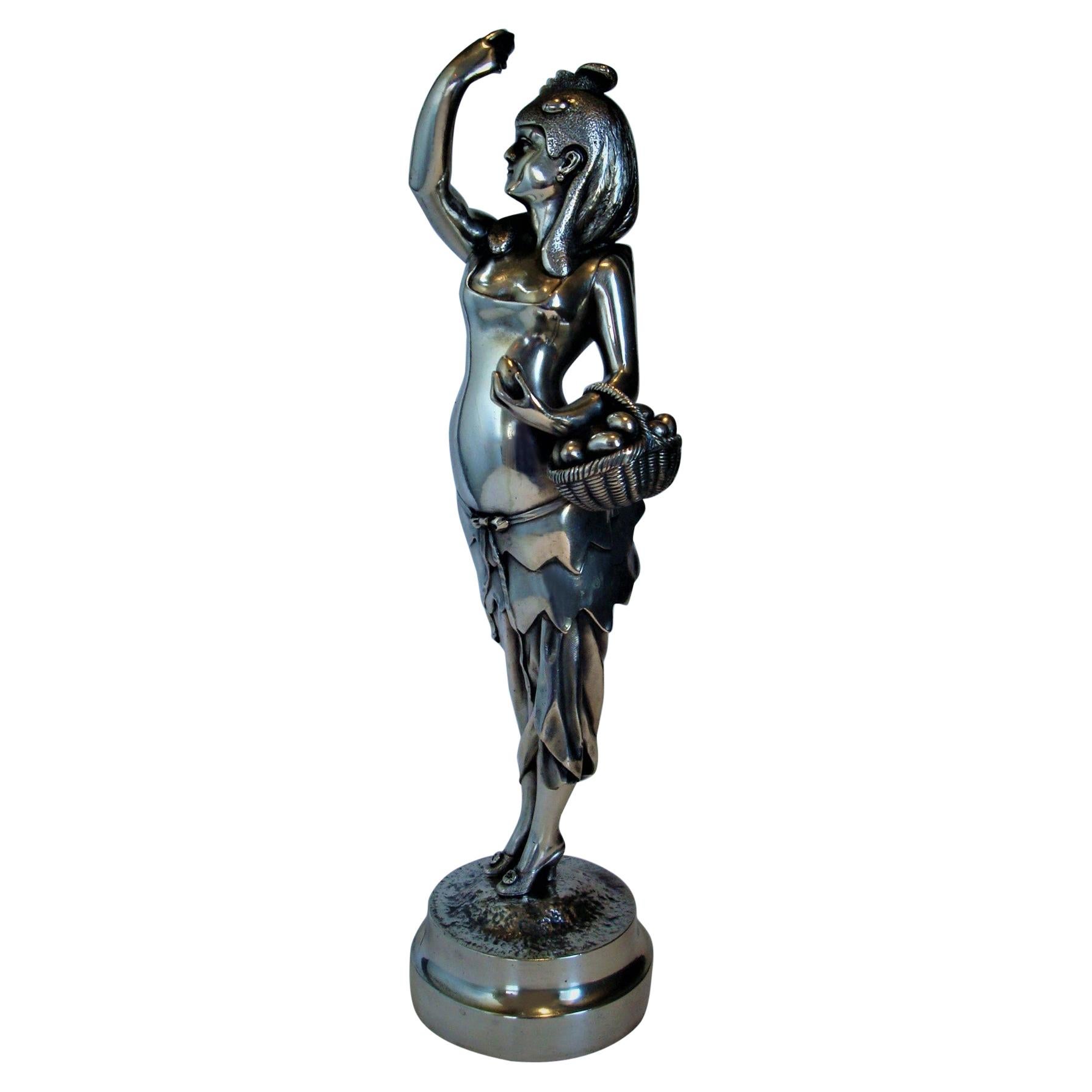 Sculpture en bronze Art nouveau du 19ème siècle d'une poule féminine par A. Grevin & F. Beer en vente