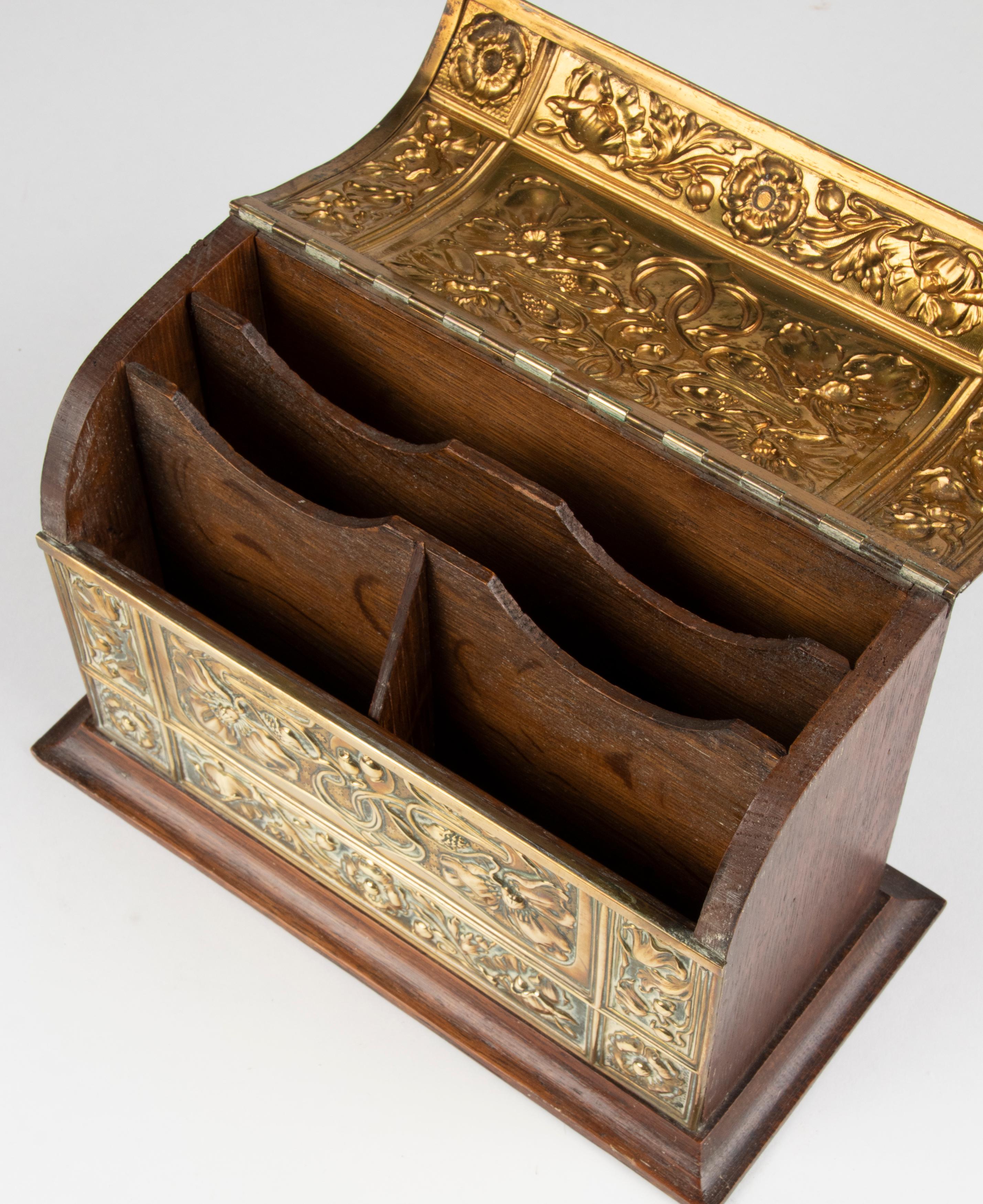 19th Century Art Nouveau Copper with Oak Desktop Stationery Box In Good Condition In Casteren, Noord-Brabant