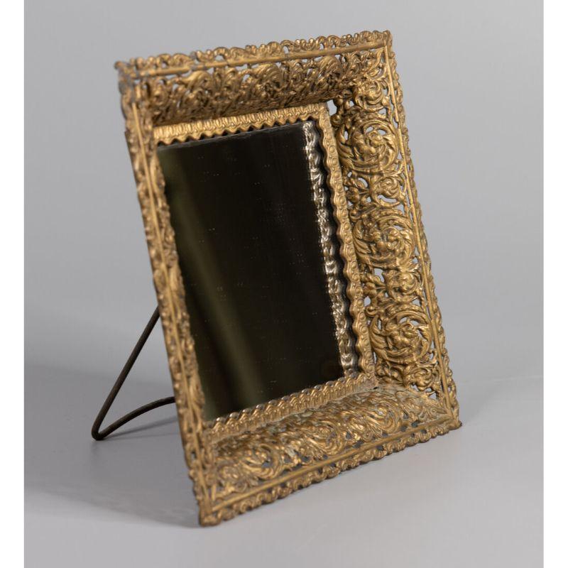Superbe miroir de table Art Nouveau doré, fabriqué par Lyons Silver Co. vers 1890. Elle serait très belle exposée sur une commode, une vanité ou un petit bureau.

Dimensions : 9