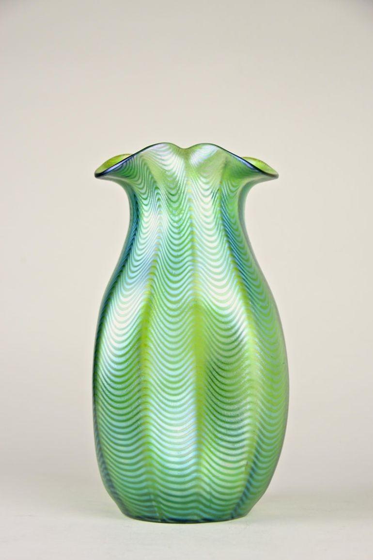19th Century Art Nouveau Glass Vase by Loetz - Crete Phaenomen, CZ circa 1898 In Good Condition For Sale In Lichtenberg, AT