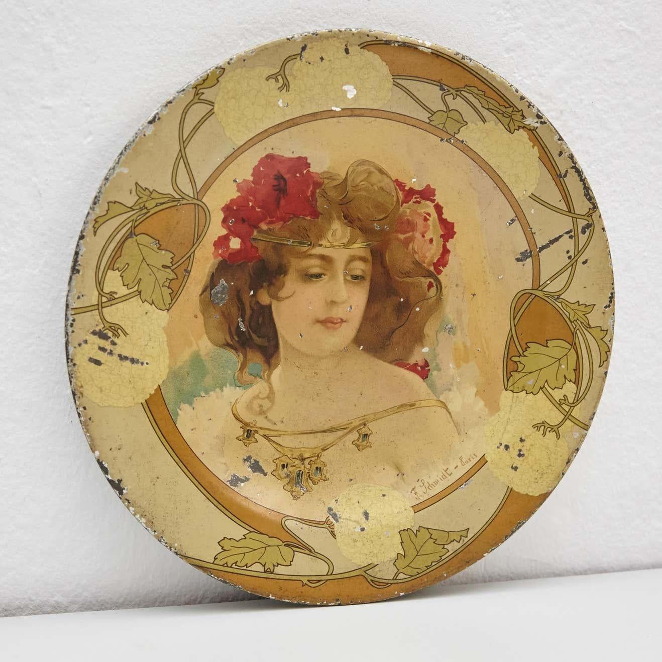 Metallplatte aus dem 19. Jahrhundert, Jugendstil.  Von unbekanntem Hersteller, Frankreich.  Im Originalzustand, mit geringen Gebrauchsspuren, die dem Alter und dem Gebrauch entsprechen, wobei eine schöne Patina erhalten bleibt.    MATERIALIEN: 