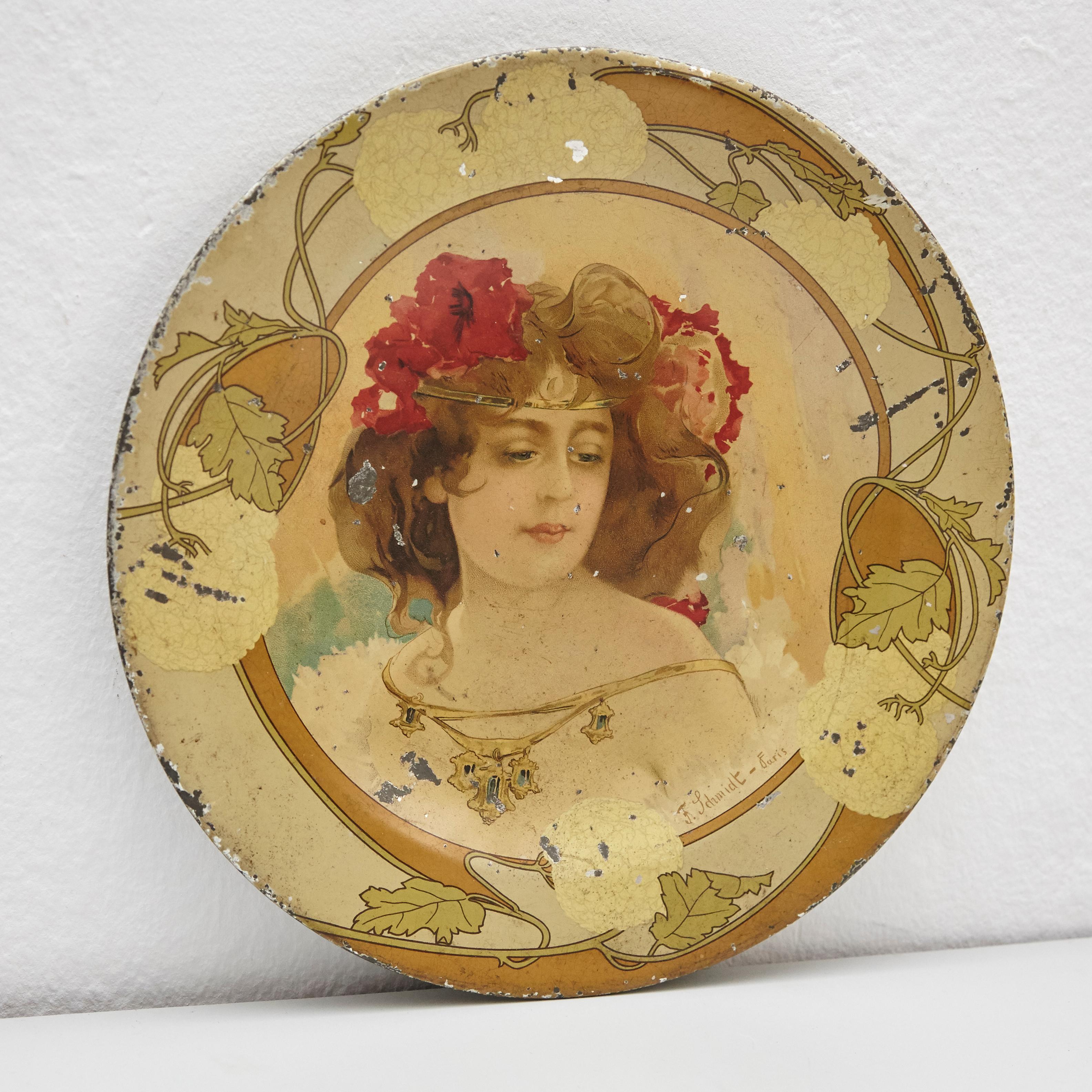 19th century metal plate, Art Nouveau style.
By unknown manufacturer, France.
In original condition, with minor wear consistent of age and use, preserving a beautiful patina.

Materials:
Metal

Dimensions:
ø 30.5 cm x 2 cm.