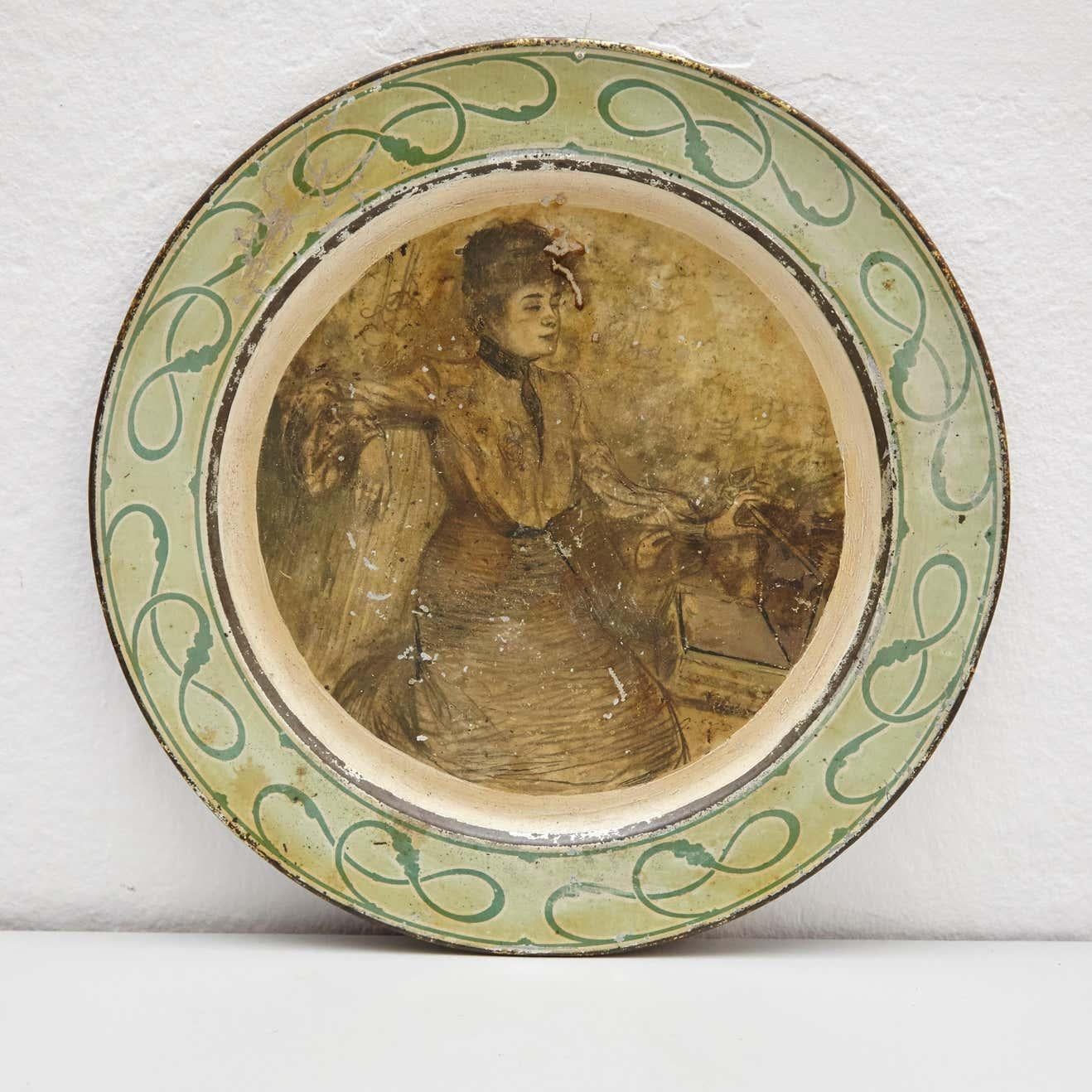 Plaque en métal du 19e siècle, style Art nouveau.  Par un fabricant inconnu, Espagne.  En état d'origine, avec de légères usures dues à l'âge et à l'utilisation, préservant une belle patine.    Matériaux :  Métal    Dimensions :  ø 38 cm x 2 cm.