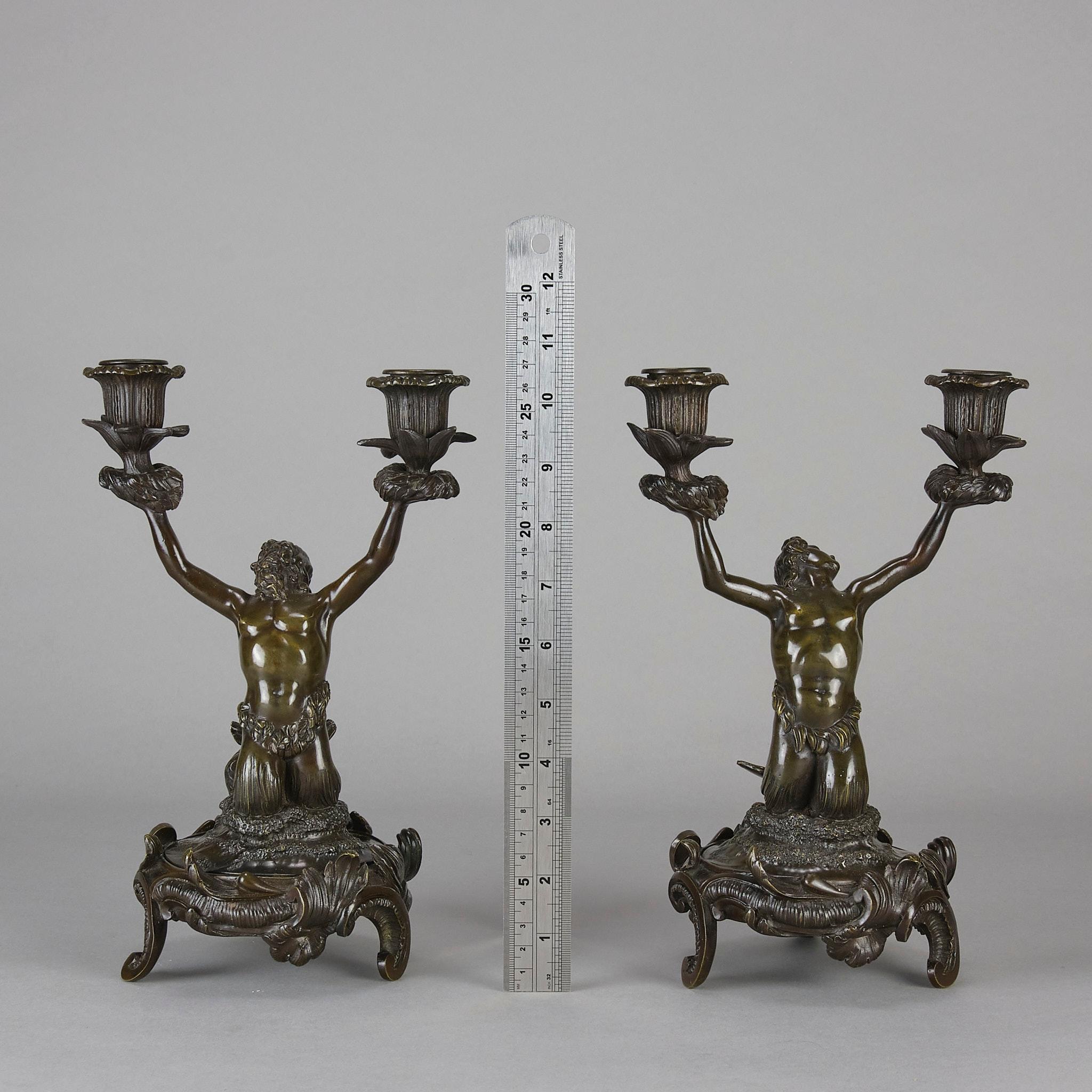 Siglo XIX Art Nouveau Pareja de candelabros franceses de bronce con forma de sirena en venta 4