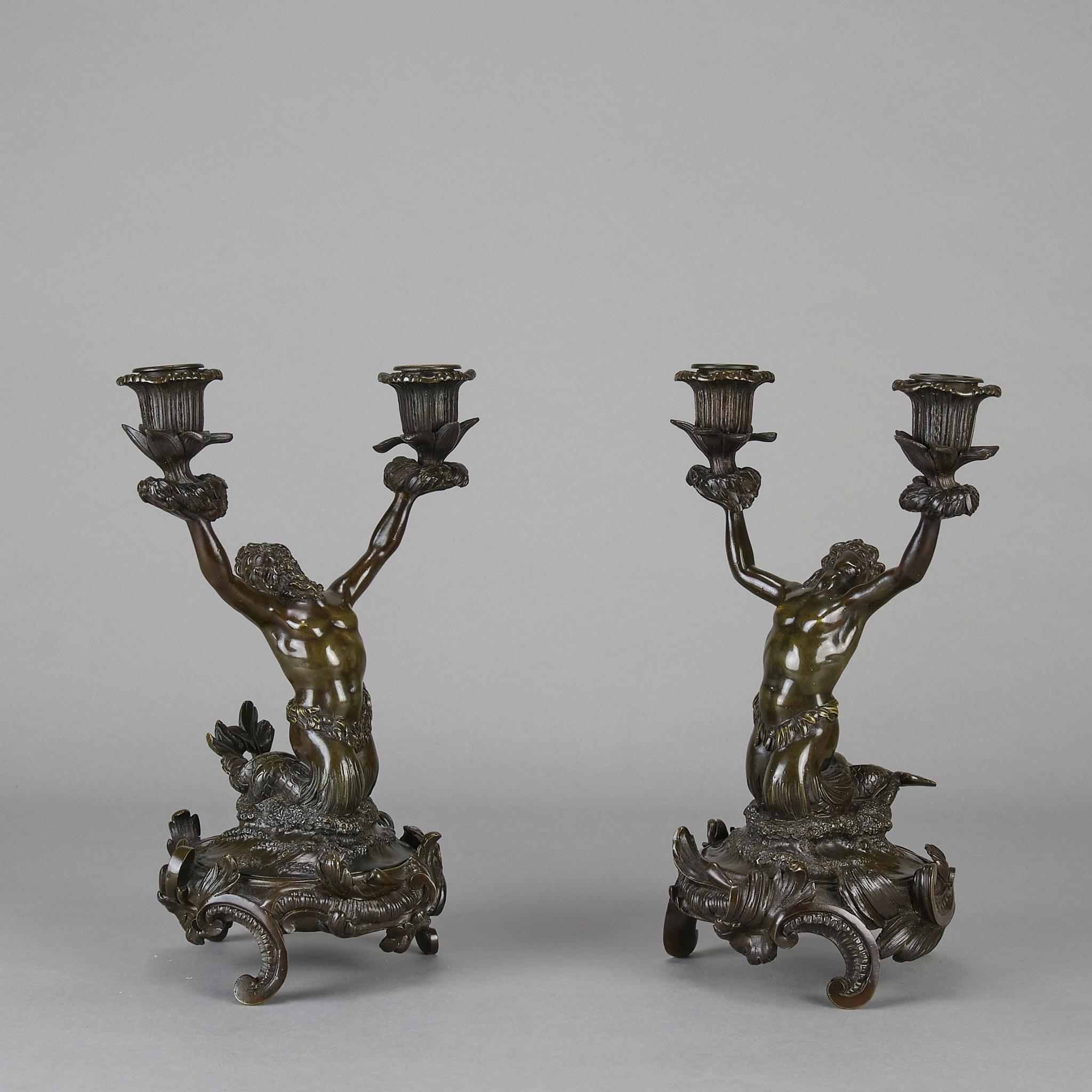 Siglo XIX Art Nouveau Pareja de candelabros franceses de bronce con forma de sirena Vaciado en venta