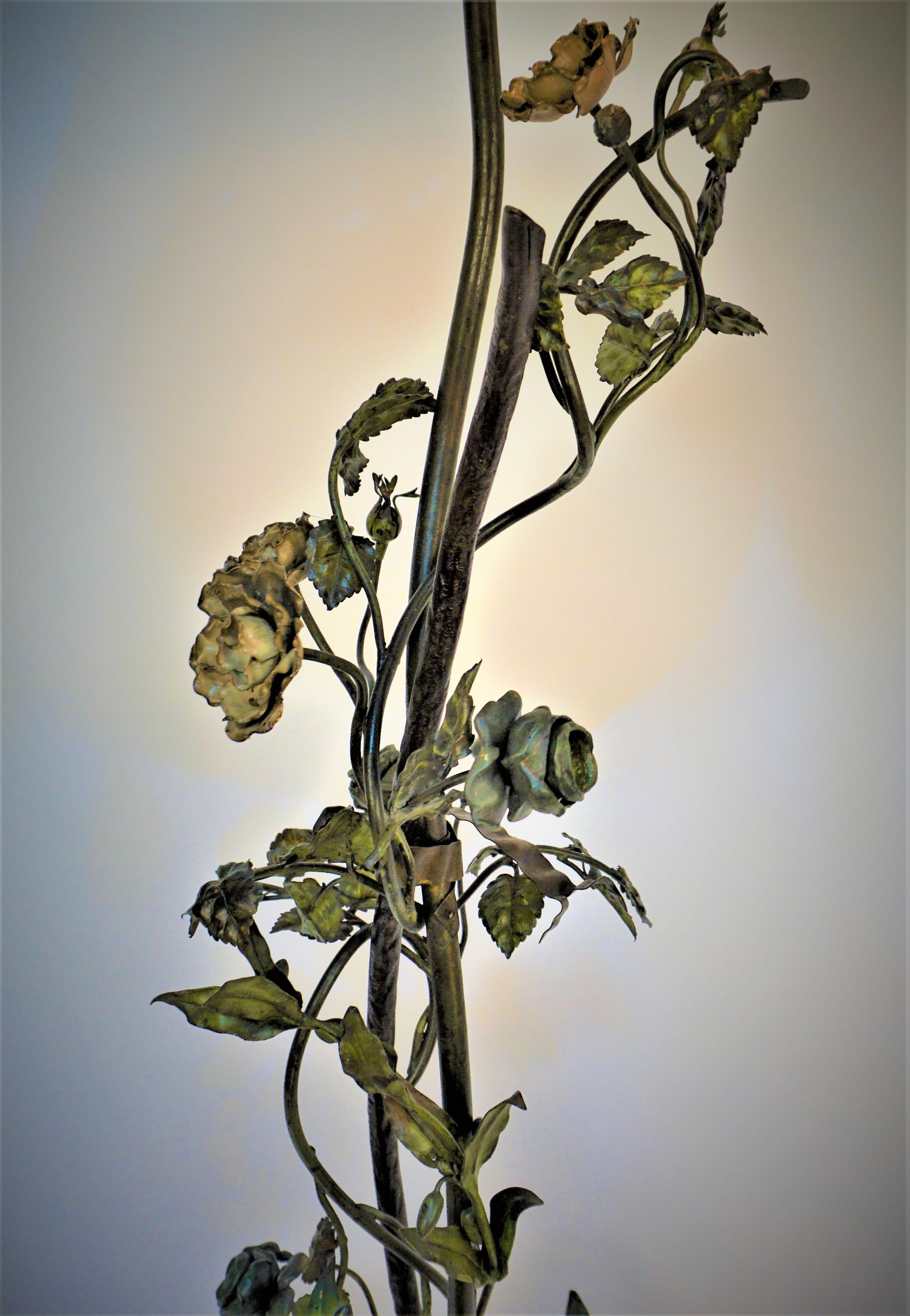 Lampadaire sculpté de plantes roses Art Nouveau du 19ème siècle  Bon état - En vente à Fairfax, VA