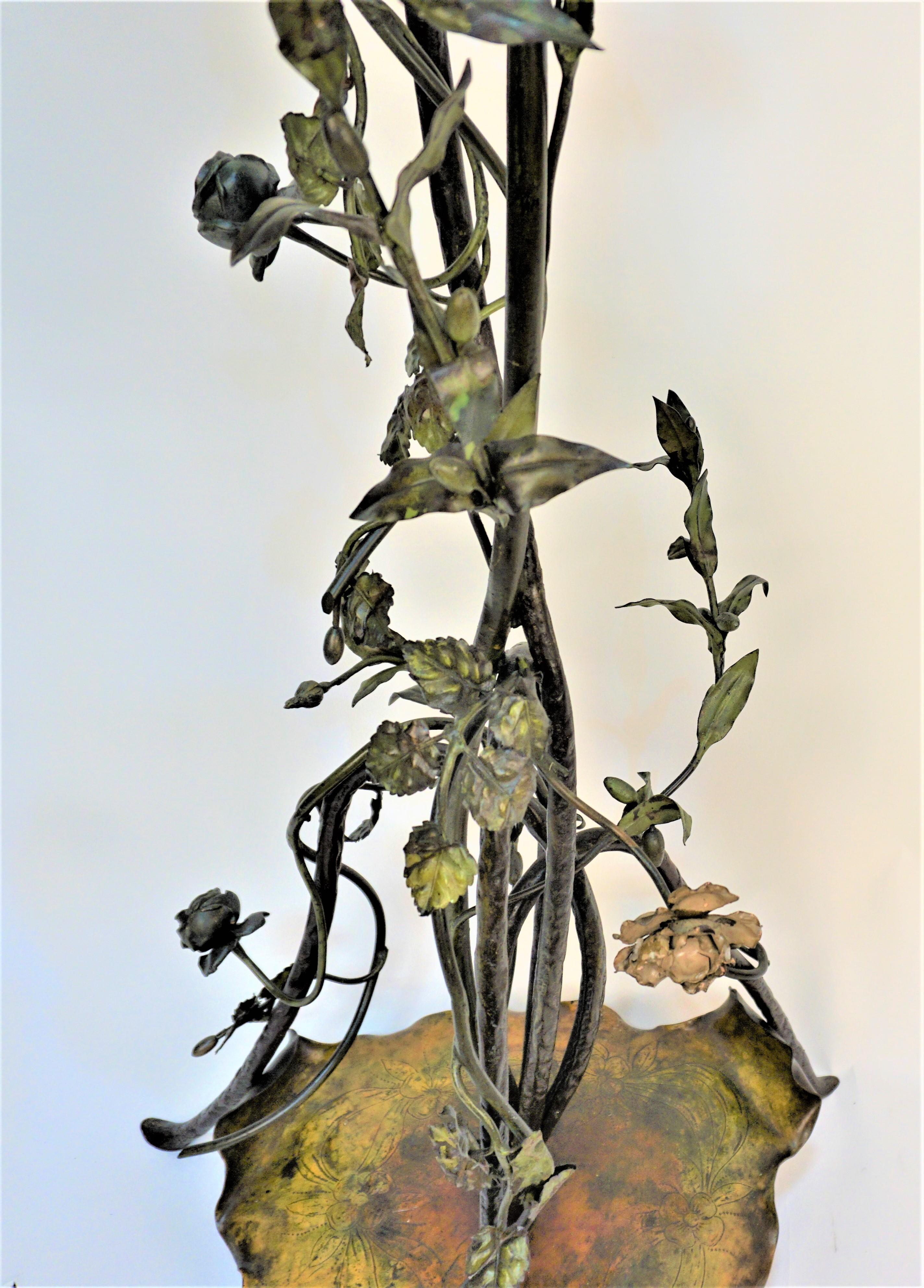 Bronze Lampadaire sculpté de plantes roses Art Nouveau du 19ème siècle  en vente