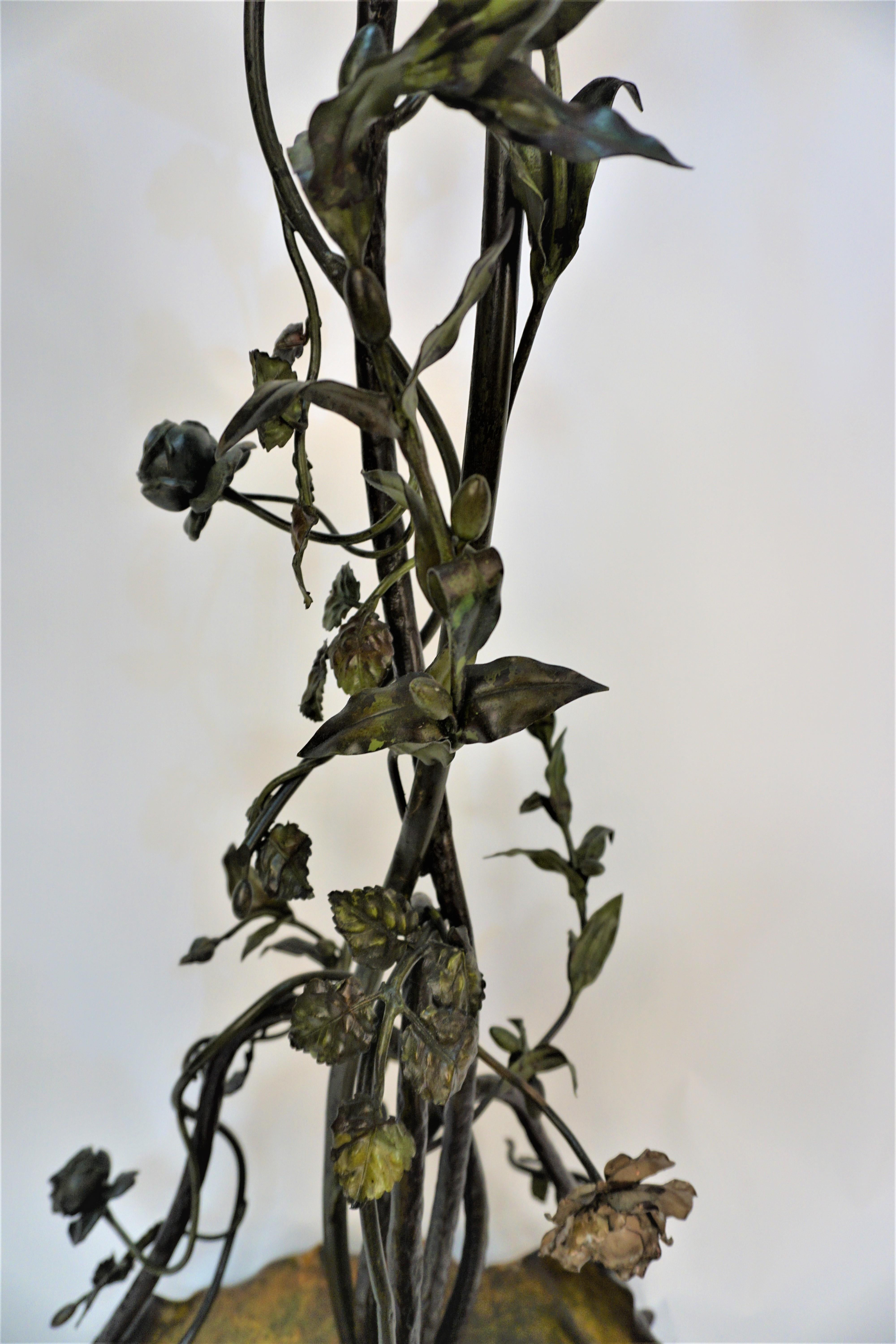 Lampadaire sculpté de plantes roses Art Nouveau du 19ème siècle  en vente 3