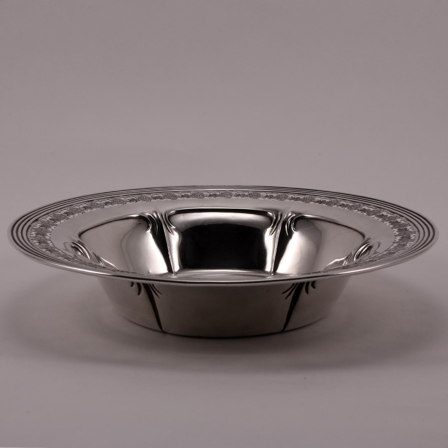 American 19th Century Art Nouveau Silver Bowl Decorated with Engraved Flowers For Sale