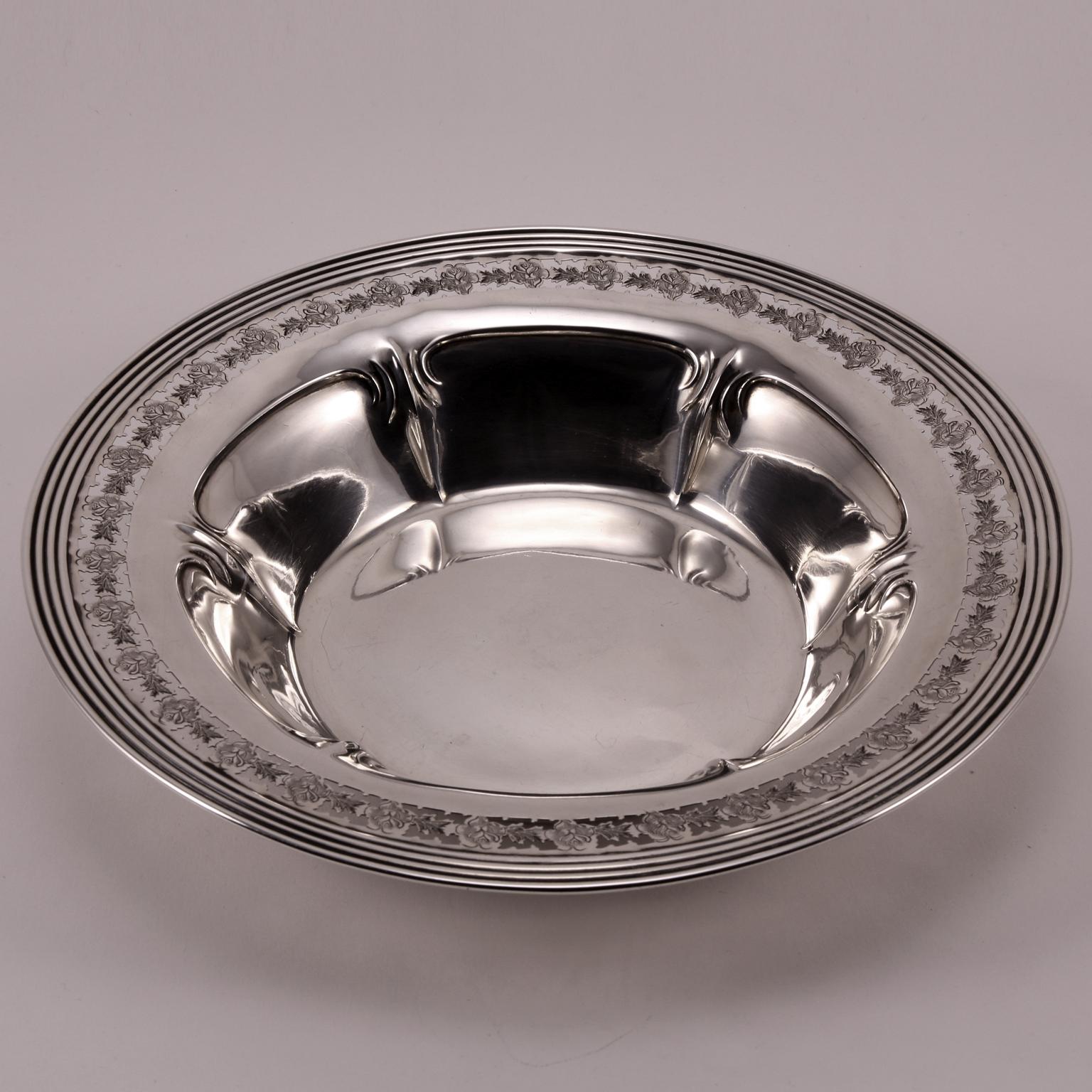 19th Century Art Nouveau Silver Bowl Decorated with Engraved Flowers In Good Condition For Sale In Florence, IT