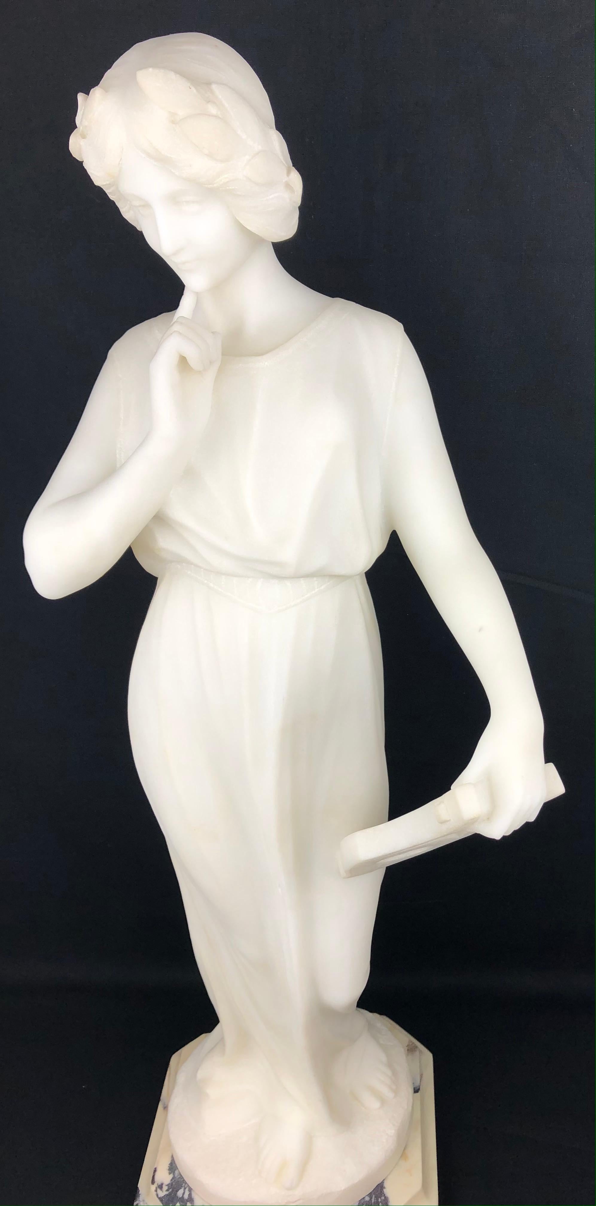 Importante sculpture du XIXe siècle taillée dans du marbre blanc de Carrare. La figure féminine est habillée d'un superbe costume Art nouveau et repose sur un piédestal de forme pyramidale. Des détails magnifiques partout, y compris les cheveux qui