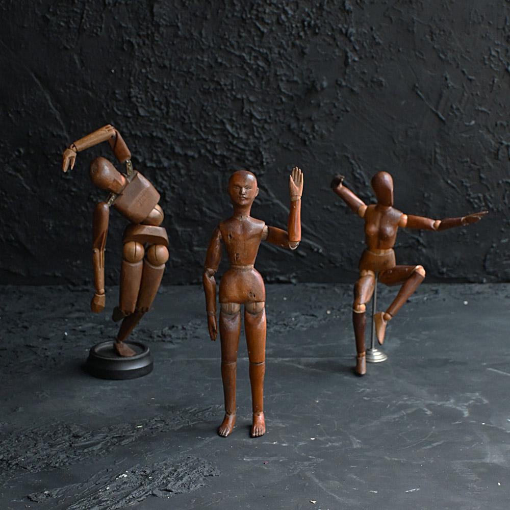 Forma de figura laica masculina de artista del siglo XIX 

Esta figura de pino tallada a mano está intacta en su forma y muestra mucho envejecimiento natural. 

Dimensiones en pulgadas: Alt. 12