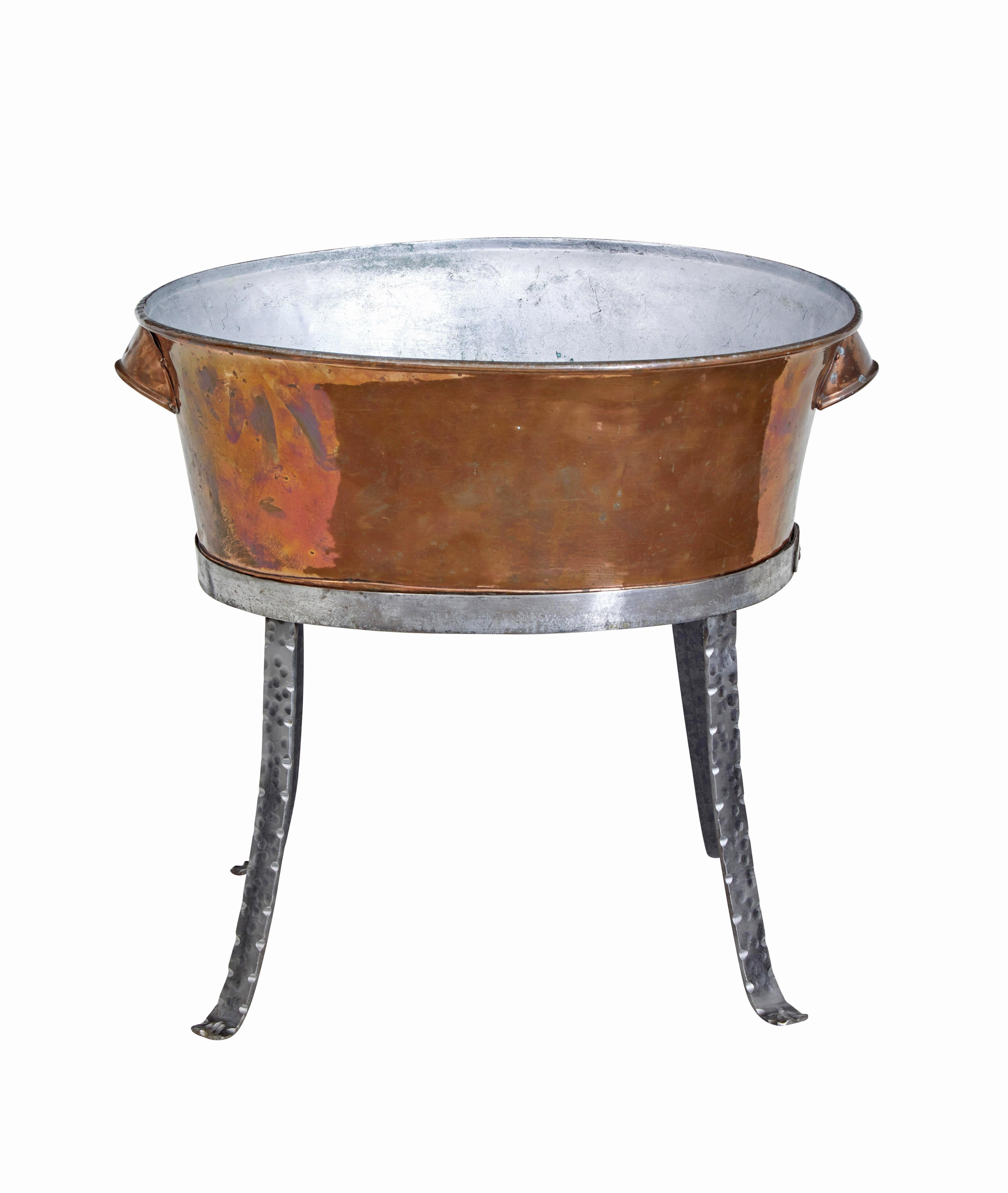 Ciotola in rame di arti e mestieri del XIX secolo su supporto del 1890 circa.

Secchio in rame su supporto in acciaio fatto a mano.  Ideale per essere utilizzato come raccoglitore di legna da ardere o di tronchi.

Piccoli segni superficiali dovuti