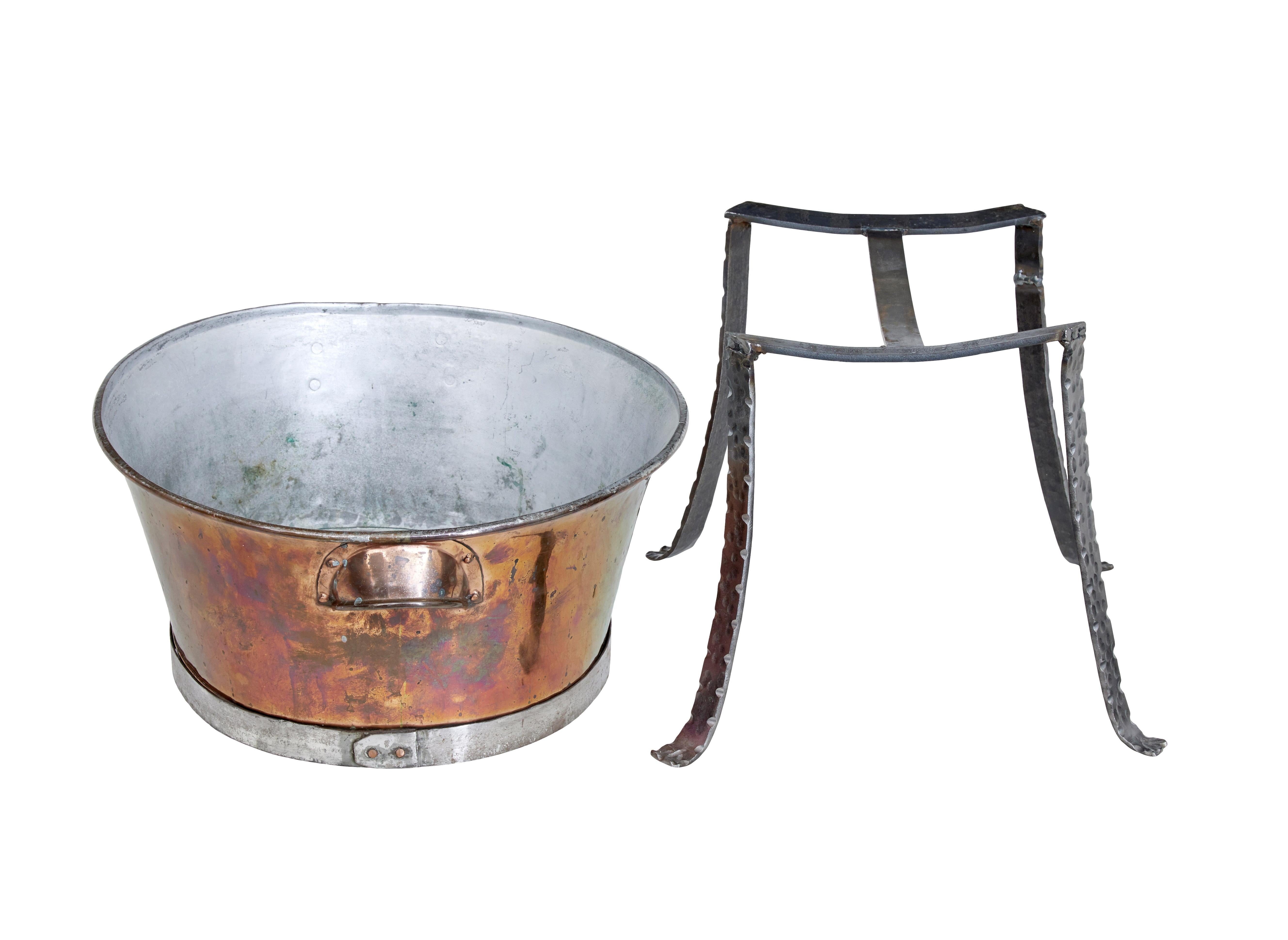 Kupferschüssel auf Stand aus dem 19. Jahrhundert, Kunsthandwerk (Englisch) im Angebot