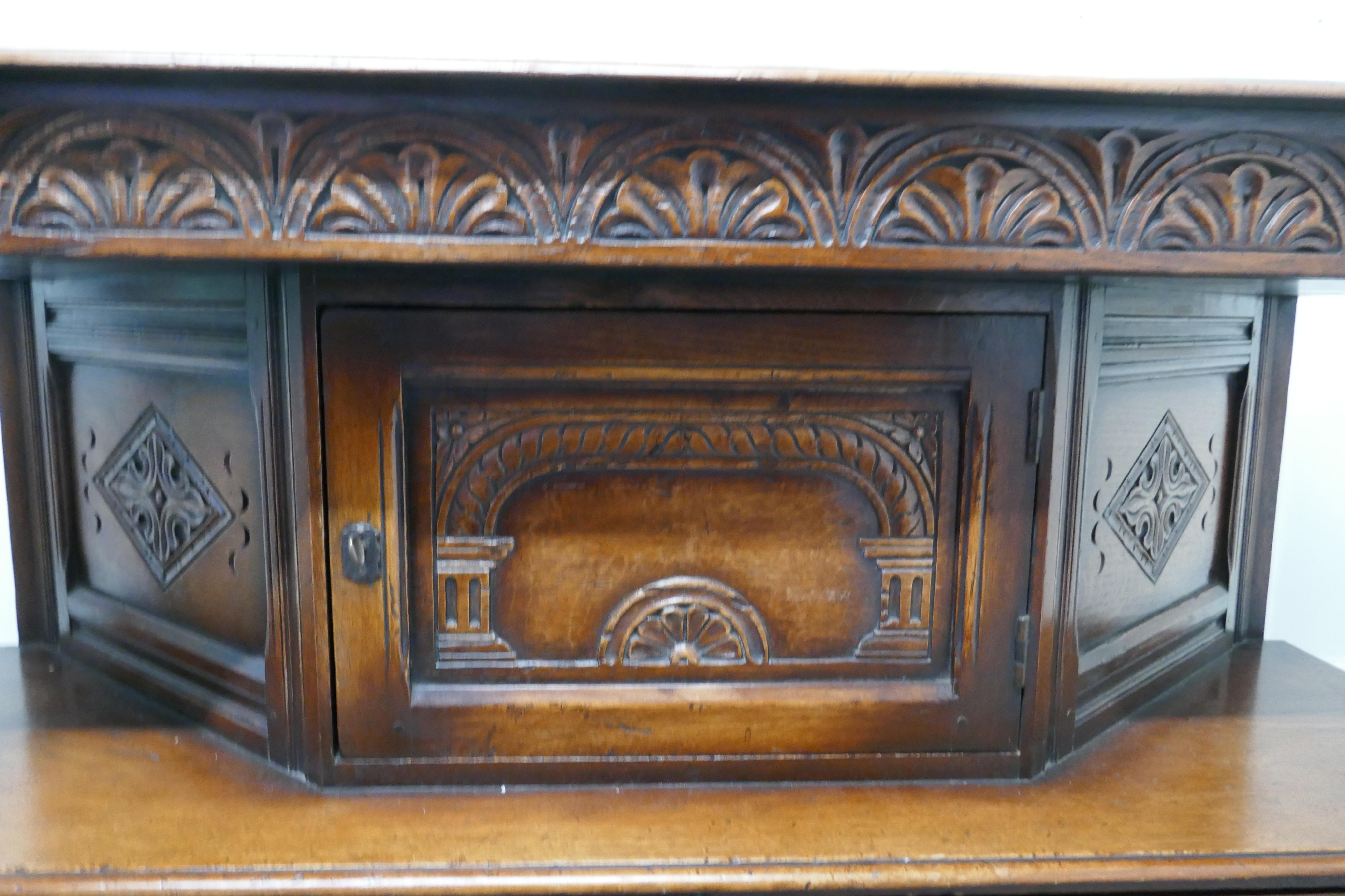 19. Jahrhundert Arts & Craft Gothic Carved Oak Court Cupboard (Eichenholz) im Angebot