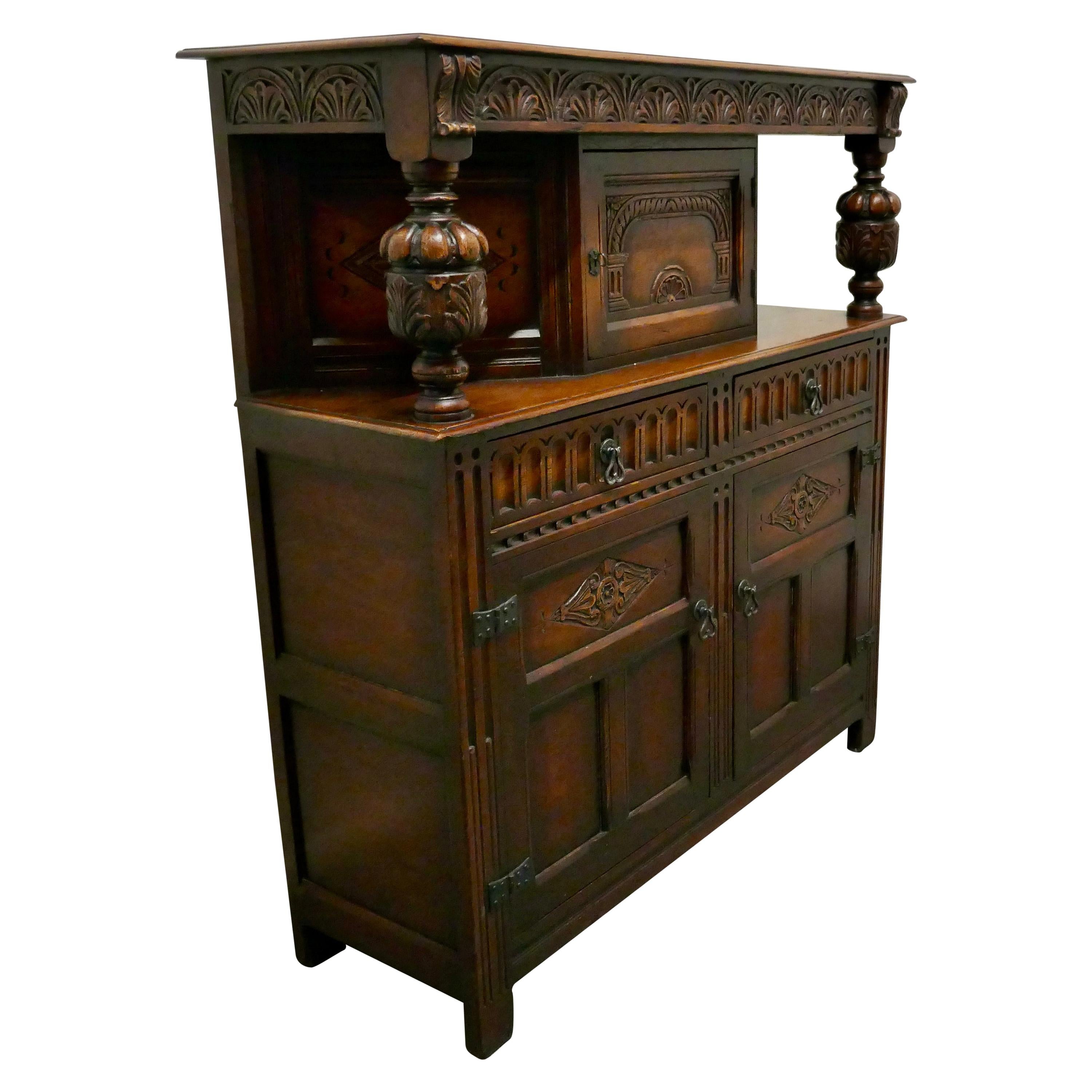 19. Jahrhundert Arts & Craft Gothic Carved Oak Court Cupboard