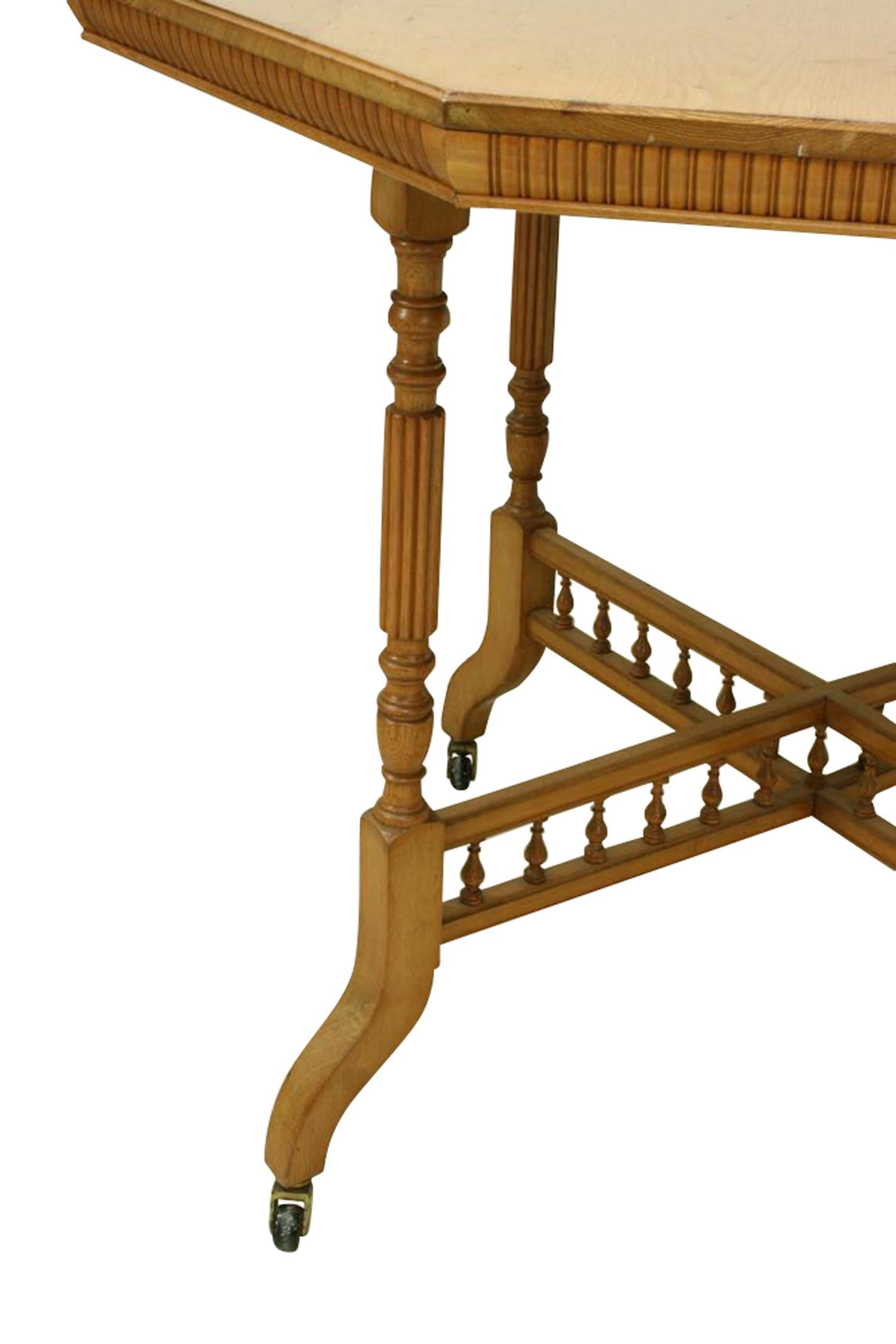 Fin du XIXe siècle Table Arts and Crafts en chêne du XIXe siècle par James Shoolbred en vente