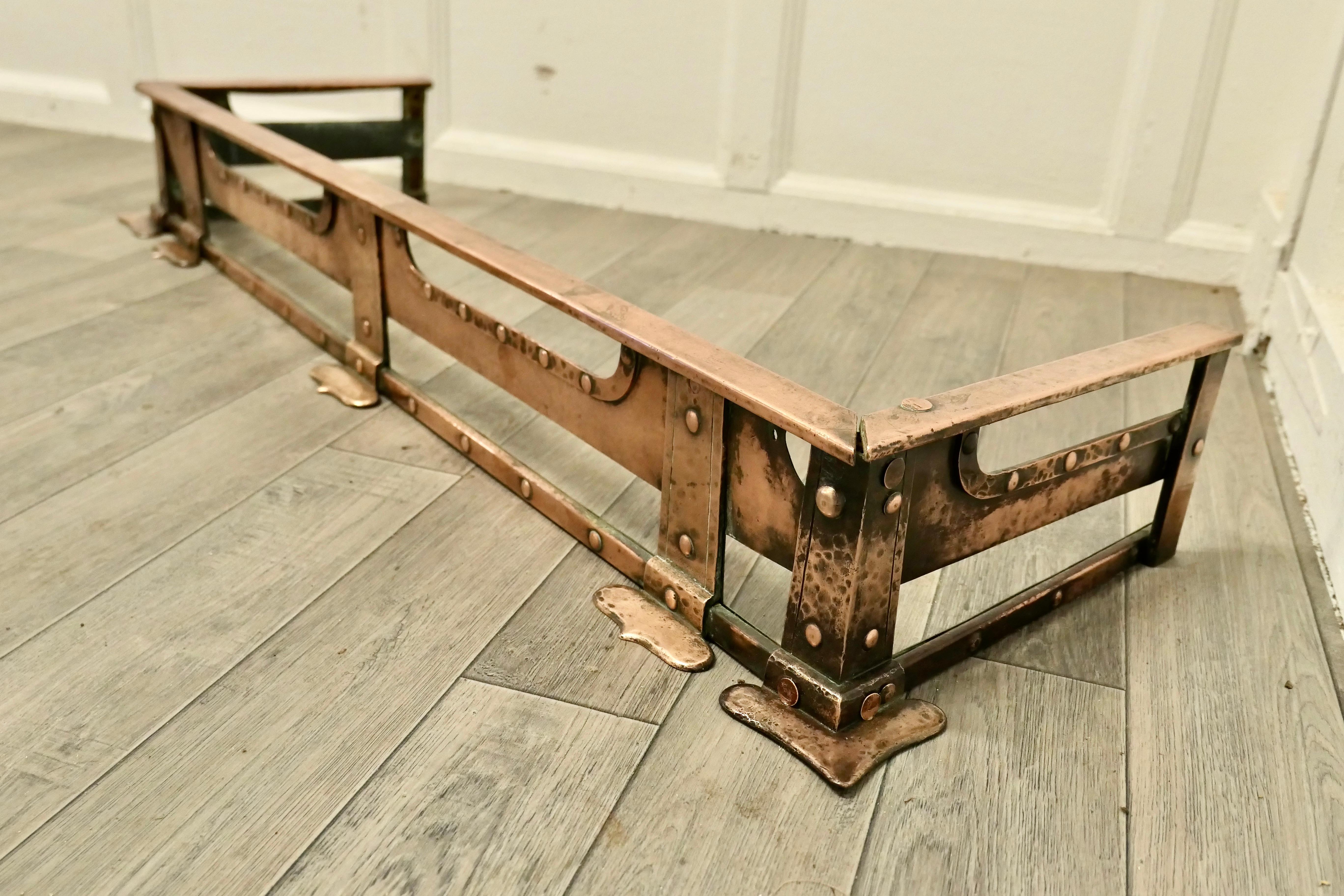 Parafango in rame rivettato di Arts and Crafts del XIX secolo

Un pezzo di design superbo, il genere di cose che associamo al Liberty. 
Forgiato a mano in rame con rivetti e cuori stilizzati  
La Fender è in buone condizioni sonore, è alta 6