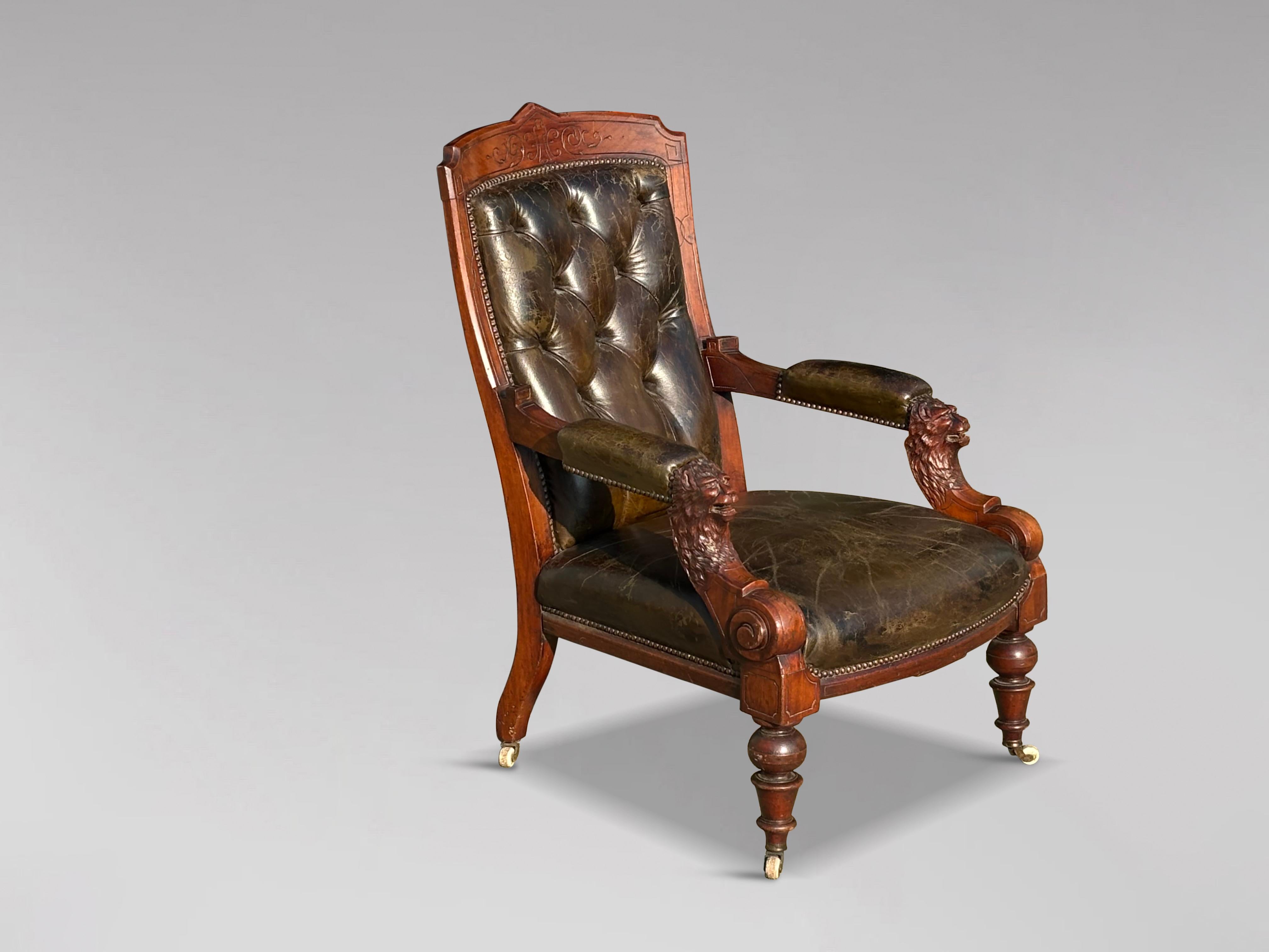 Sillón de biblioteca de cuero tallado en nogal de finales del siglo XIX, de época victoriana Arts & Crafts, muy elegante y de gran calidad. Alrededor de 1880 y en perfecto estado original. Este atractivo sillón de biblioteca tiene un armazón de
