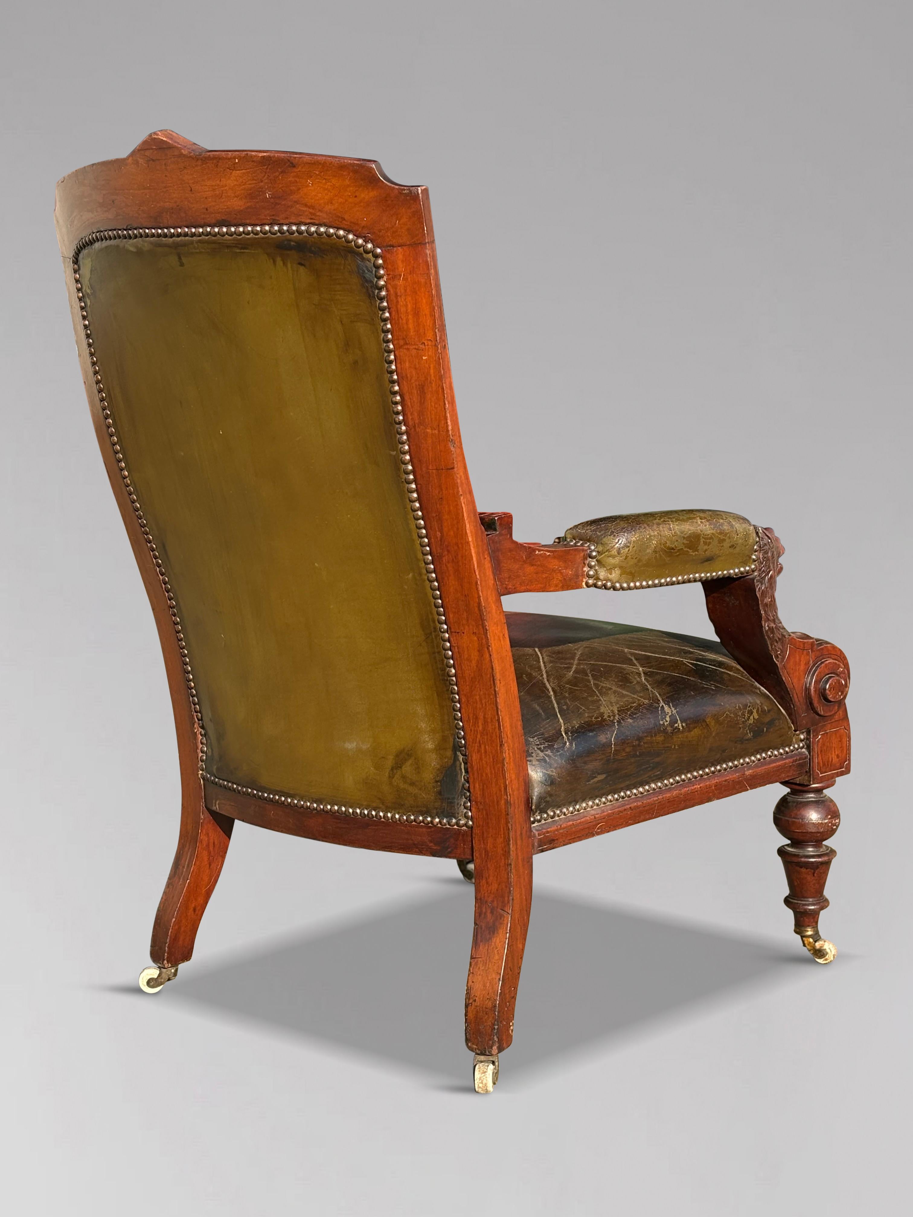 Sillón de biblioteca de cuero de nogal tallado Arts & Crafts del siglo XIX Británico en venta