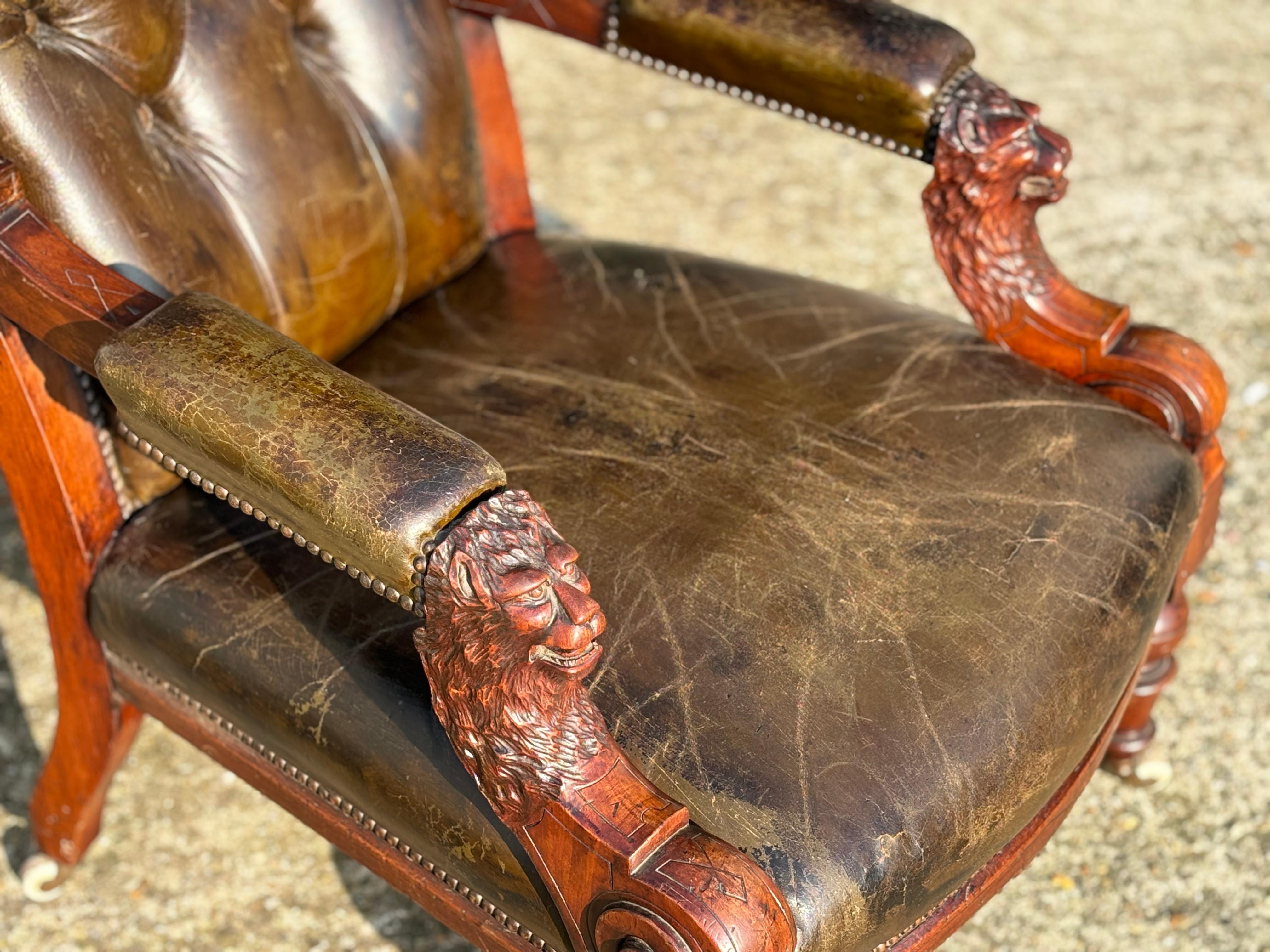 Sillón de biblioteca de cuero de nogal tallado Arts & Crafts del siglo XIX en venta 1
