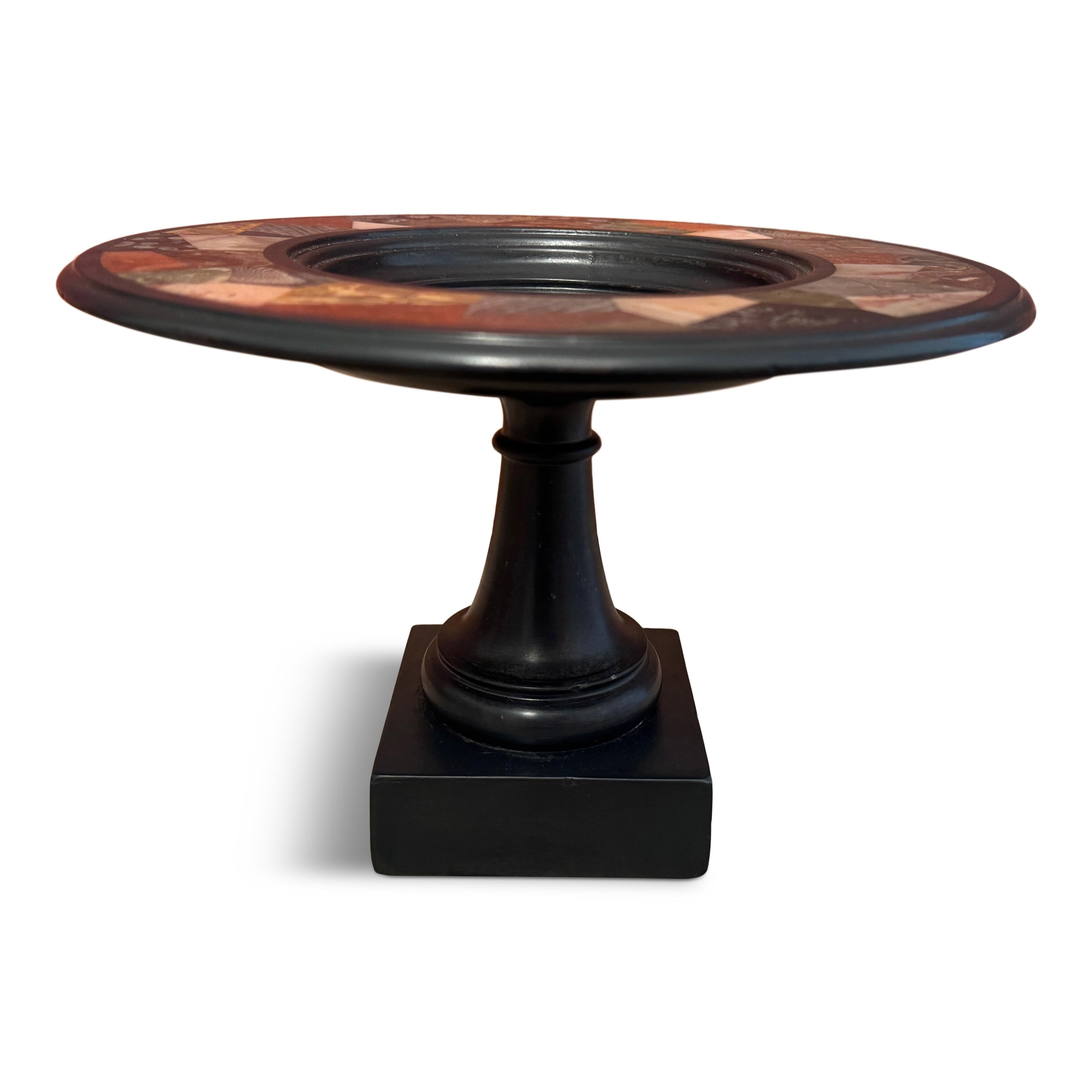 Tazza

Marmo nero Ashford Ardesia del Derbyshire

Piano in pietra dura

xIX secolo

Questa elegante tazza, realizzata nel XIX secolo, è in marmo nero Ashford, un'ardesia pregiata del Derbyshire con una finitura ricca e scura. Il piatto rotondo e