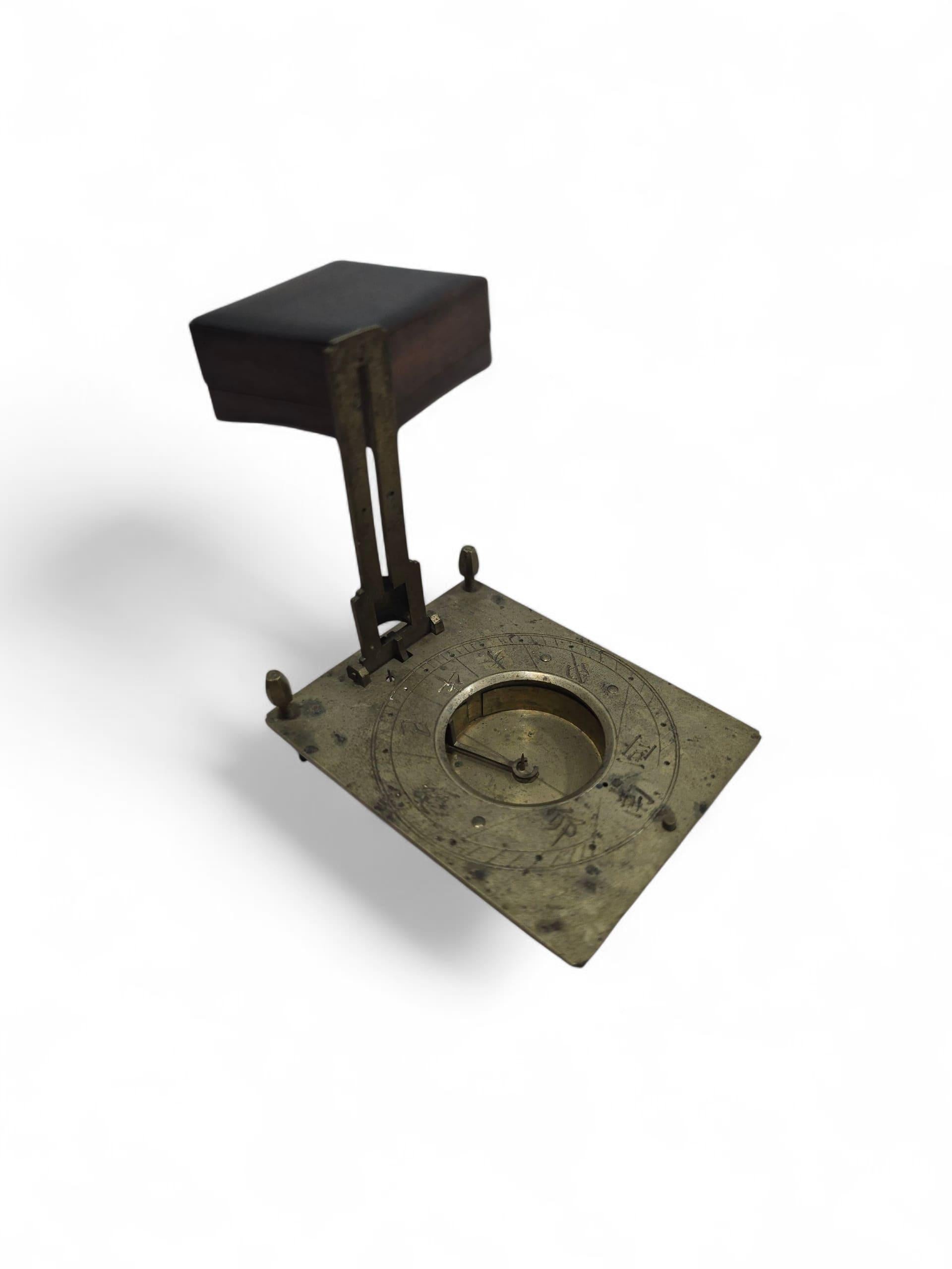 Laiton Cadran solaire portatif en bronze asiatique du XIXe siècle en vente