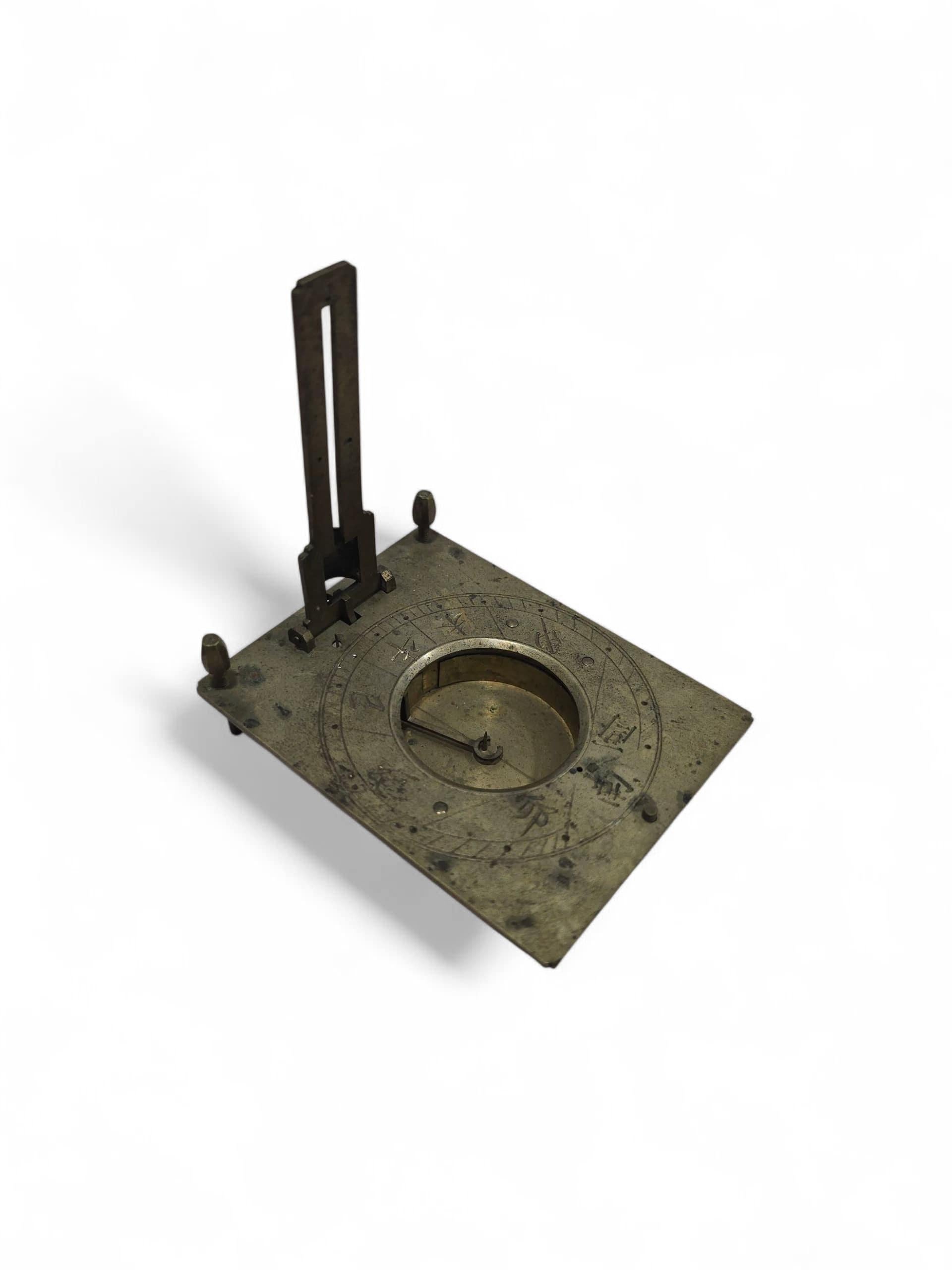 Cadran solaire portatif en bronze asiatique du XIXe siècle en vente 1
