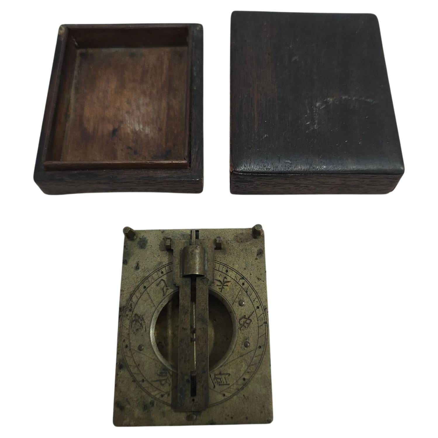 Cadran solaire portatif en bronze asiatique du XIXe siècle en vente