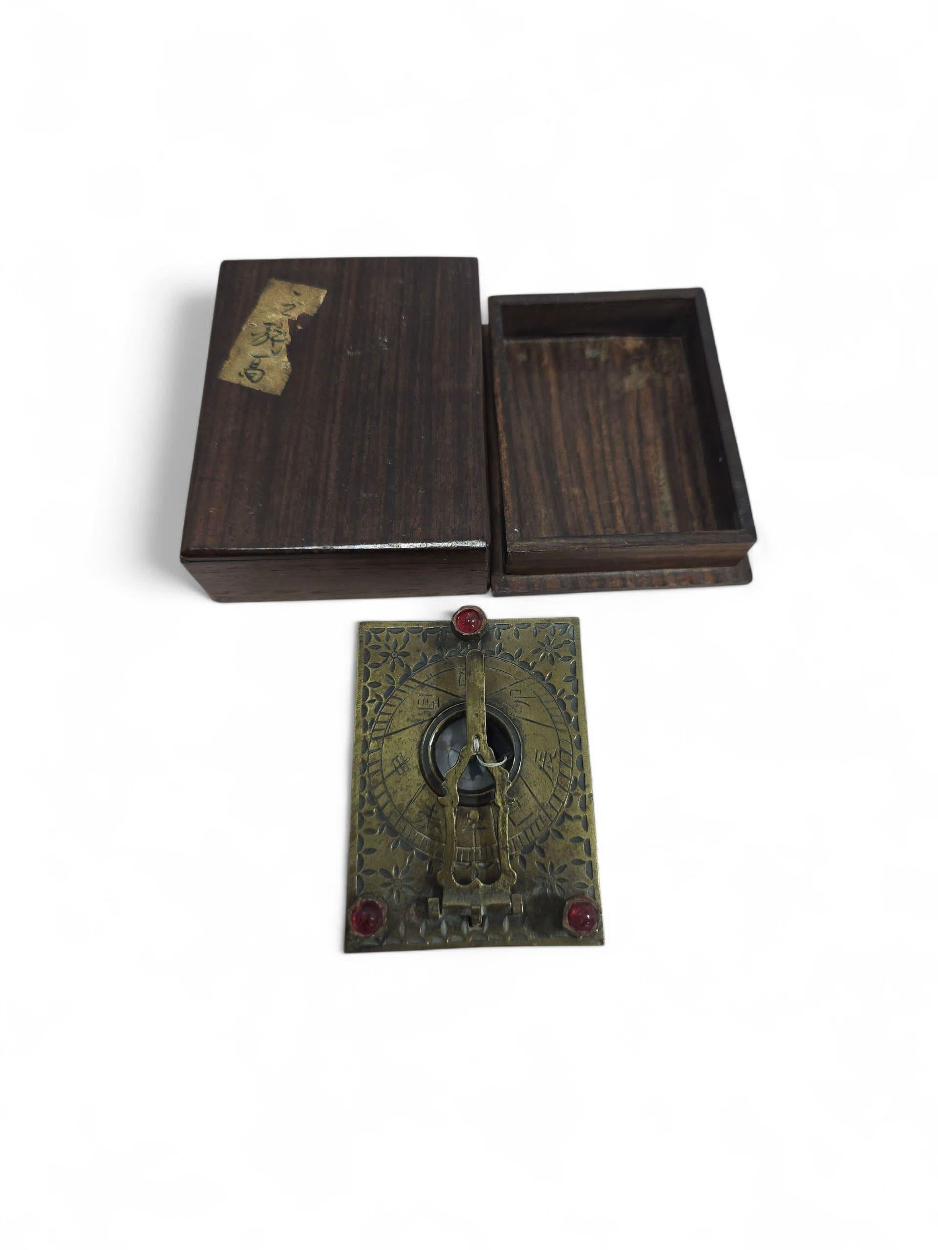 Rare cadran solaire portatif asiatique du XIXe siècle, magnifiquement réalisé en bronze et orné de pierres semi-précieuses.
Cet instrument exquis allie fonction scientifique et ornementation artistique, reflétant le goût raffiné et le savoir-faire