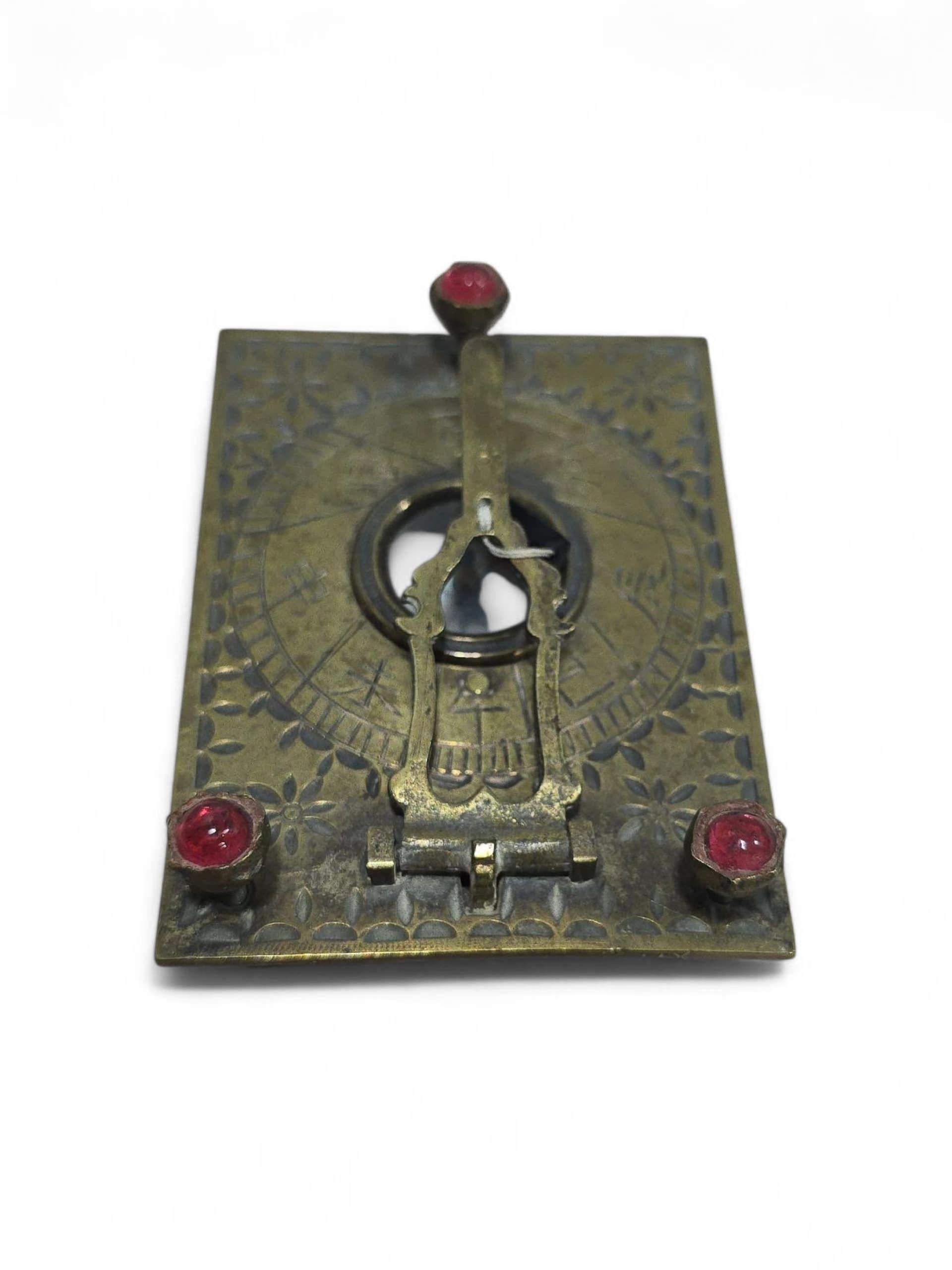 Cadran solaire portatif en bronze asiatique du XIXe siècle avec pierres semi-précieuses Bon état - En vente à Madrid, ES