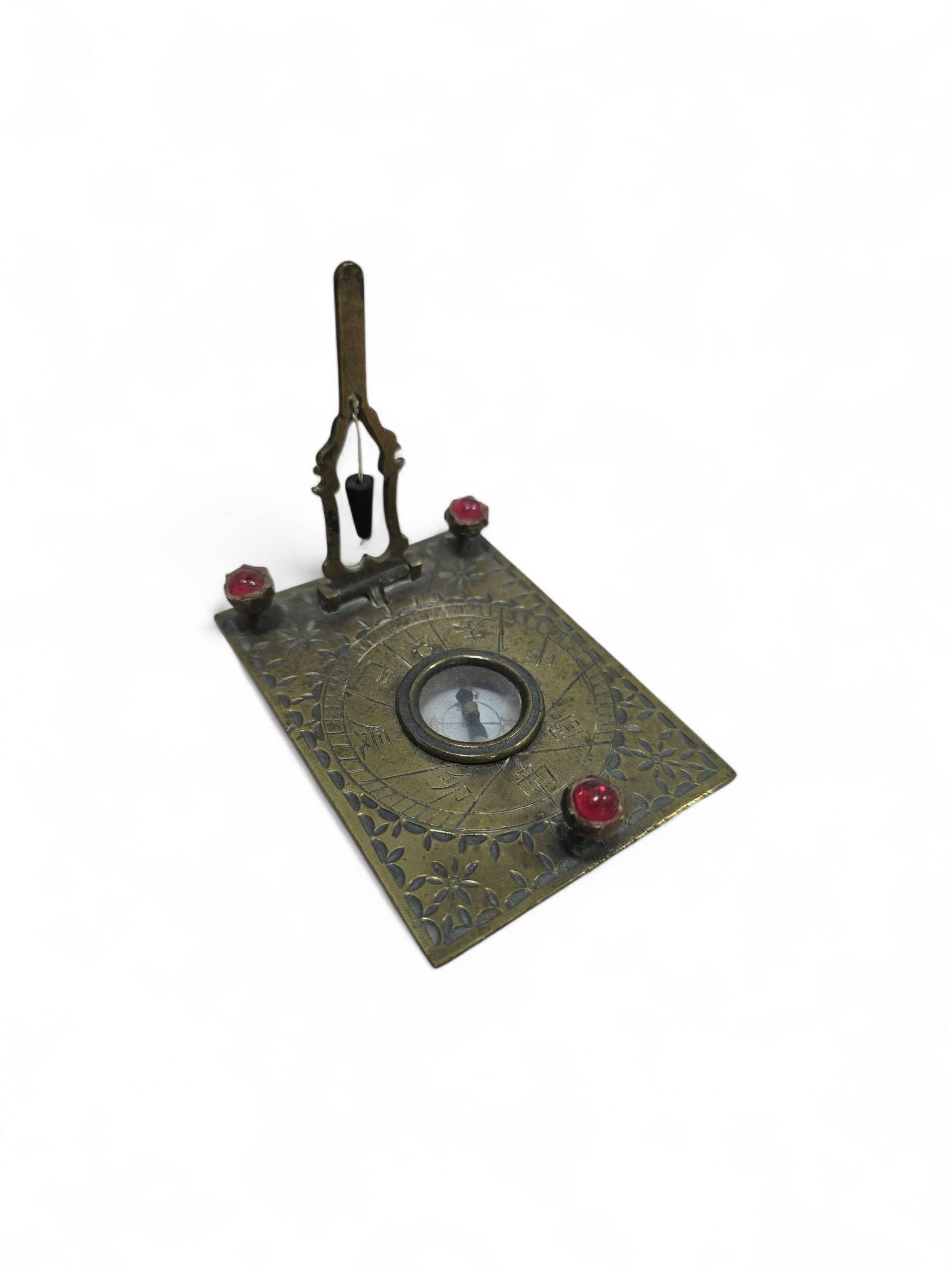Fin du XIXe siècle Cadran solaire portatif en bronze asiatique du XIXe siècle avec pierres semi-précieuses en vente