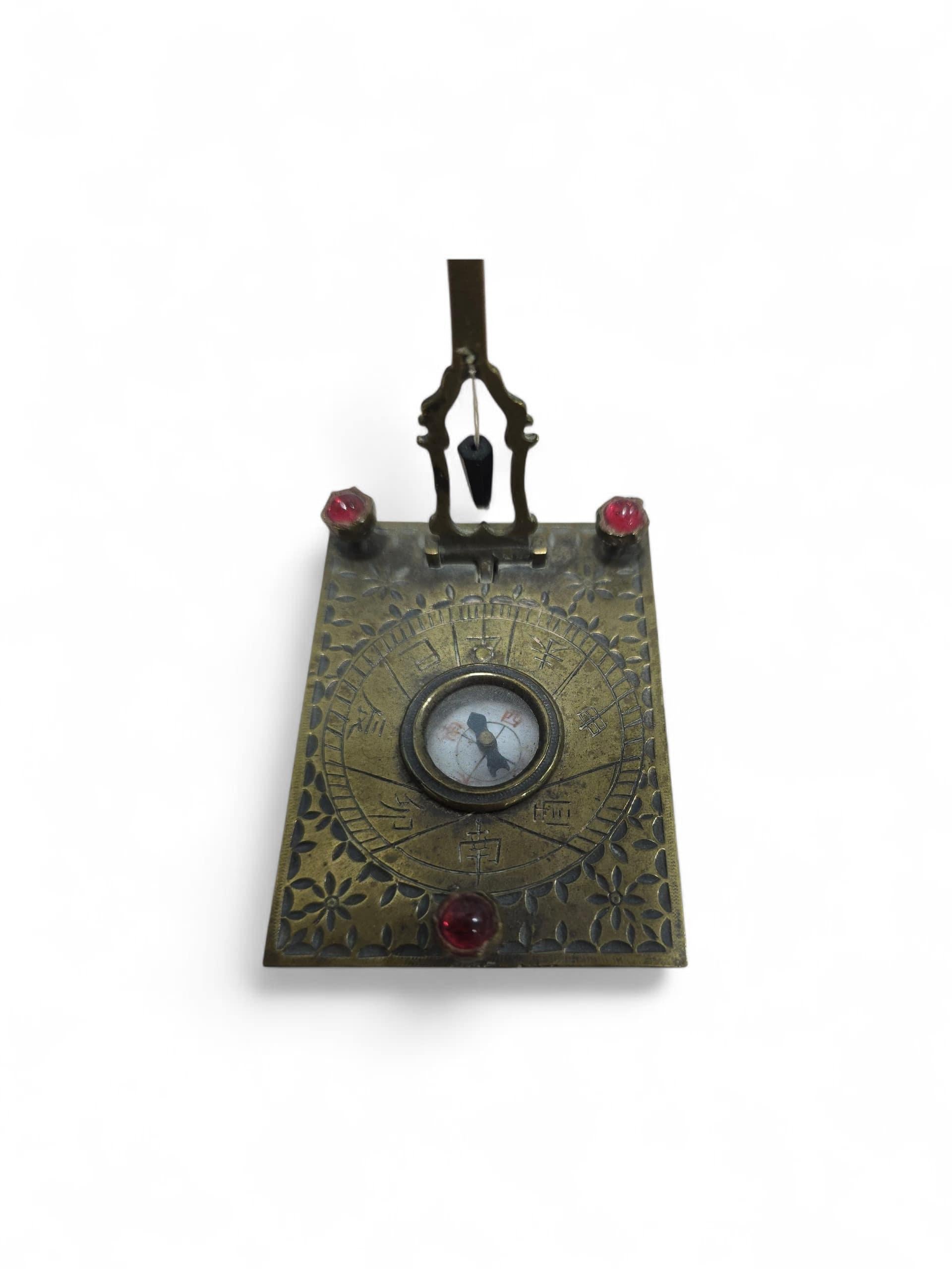 Bronze Cadran solaire portatif en bronze asiatique du XIXe siècle avec pierres semi-précieuses en vente
