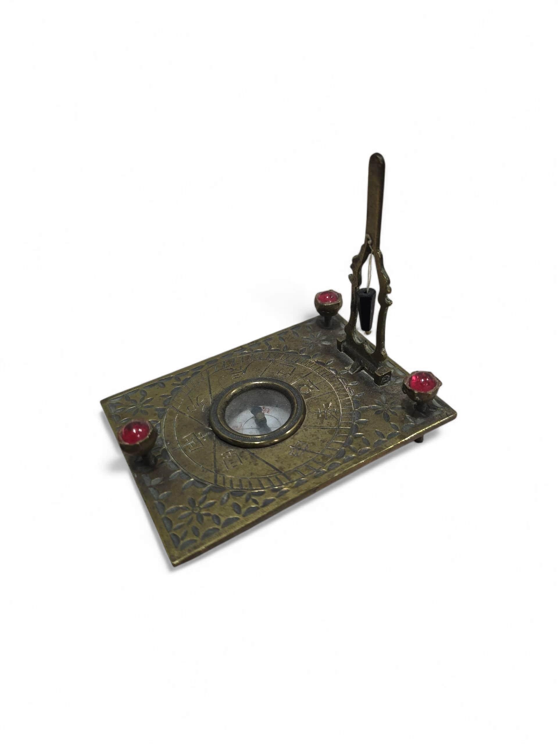 Cadran solaire portatif en bronze asiatique du XIXe siècle avec pierres semi-précieuses en vente 1