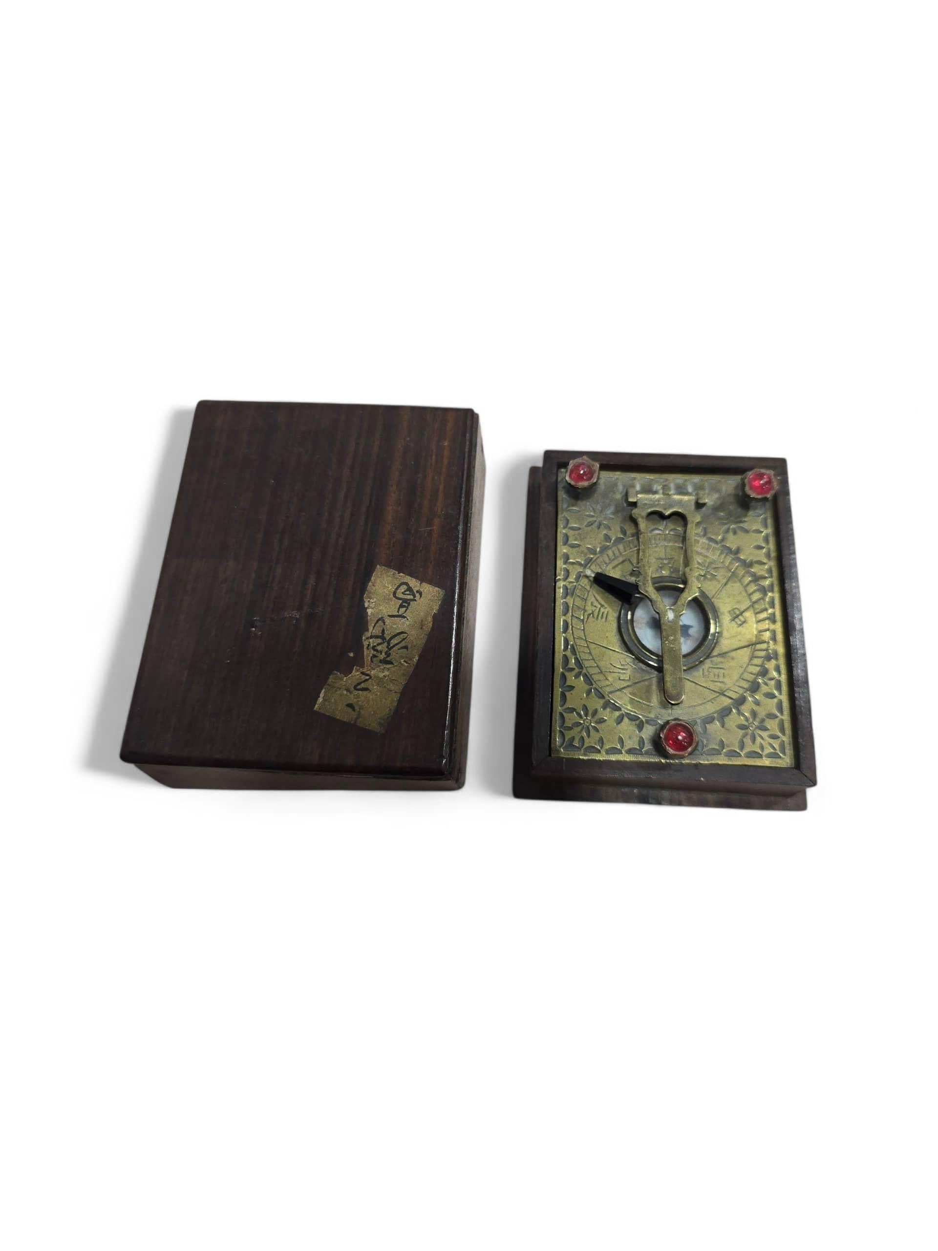 Cadran solaire portatif en bronze asiatique du XIXe siècle avec pierres semi-précieuses en vente 3