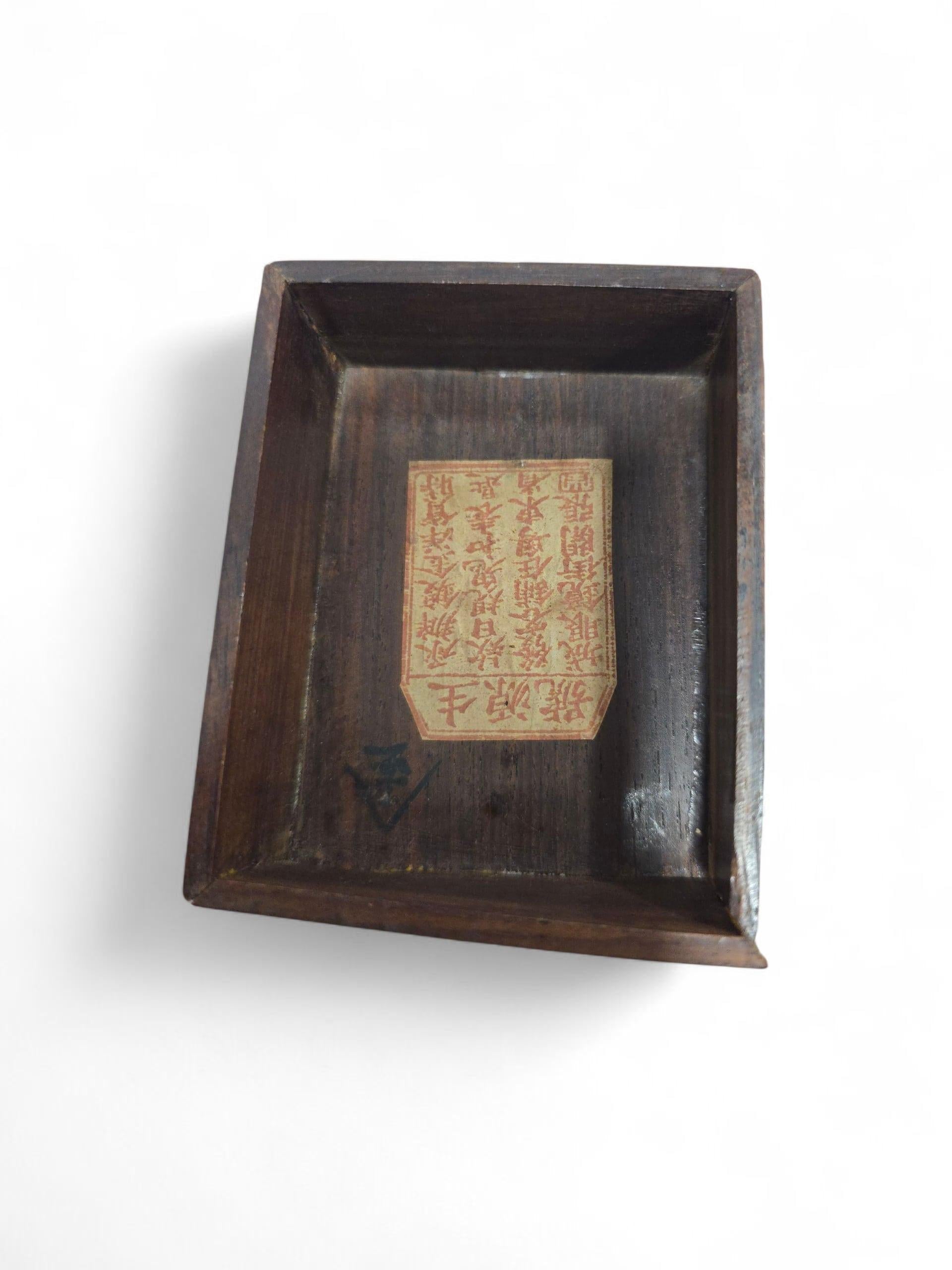 Cadran solaire portatif en bronze asiatique du XIXe siècle avec pierres semi-précieuses en vente 4