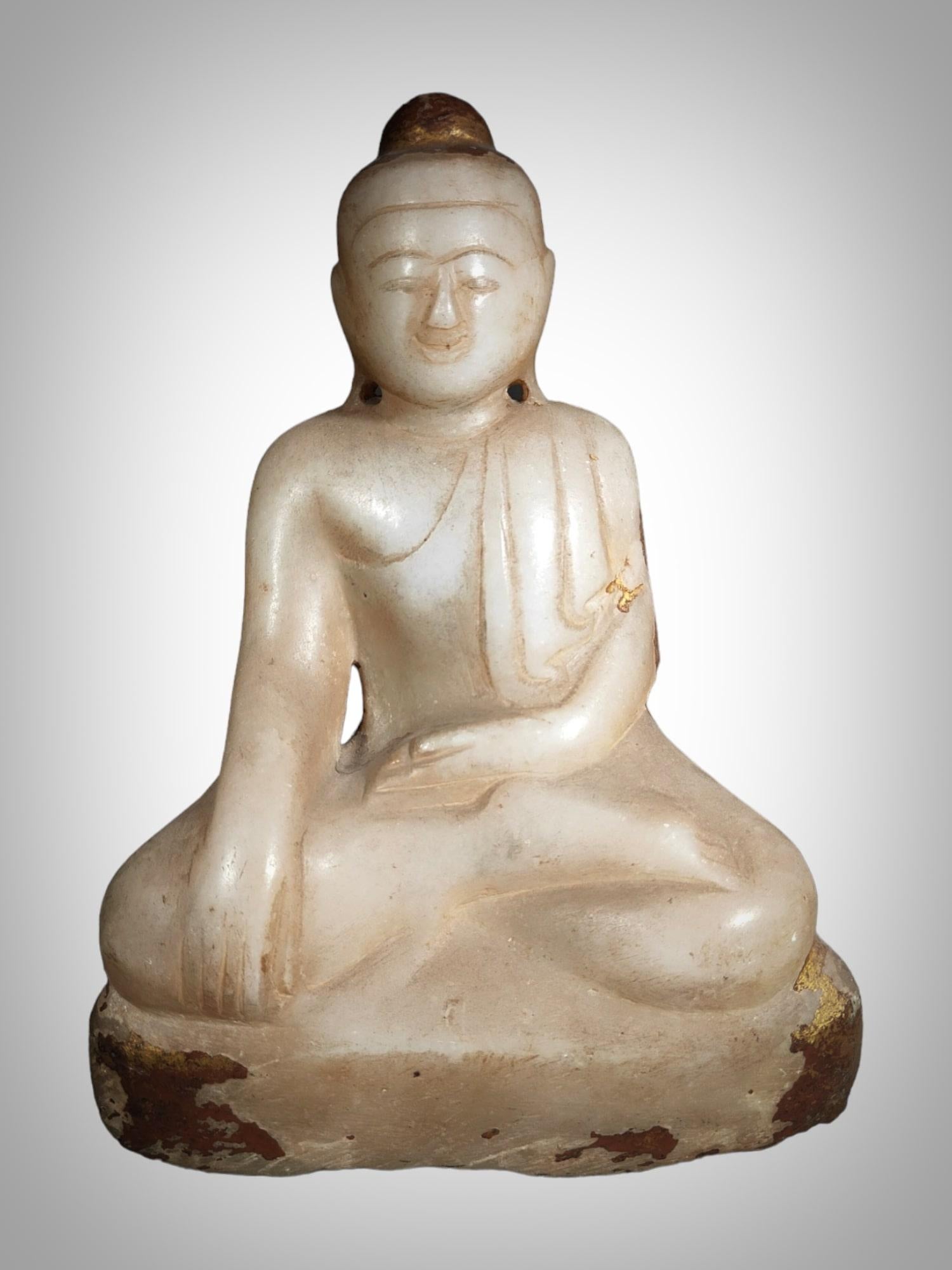 MATERIAL: Alabaster
Herkunft: Asien
Epoche: 19. Jahrhundert
Abmessungen: 30 x 20 x 10 cm
Eigenschaften und Details:
Dieser prächtige, aus Alabaster geschnitzte Buddha stammt aus dem 19. Jahrhundert und weist Spuren von Polychromie auf, die auf seine