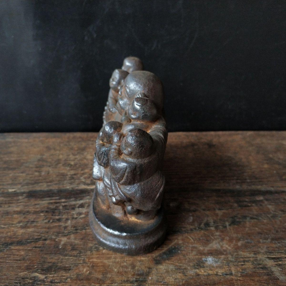 19th Century Asian Buddha Hugging by Five Kids Statue In Fair Condition For Sale In 景德镇市, CN