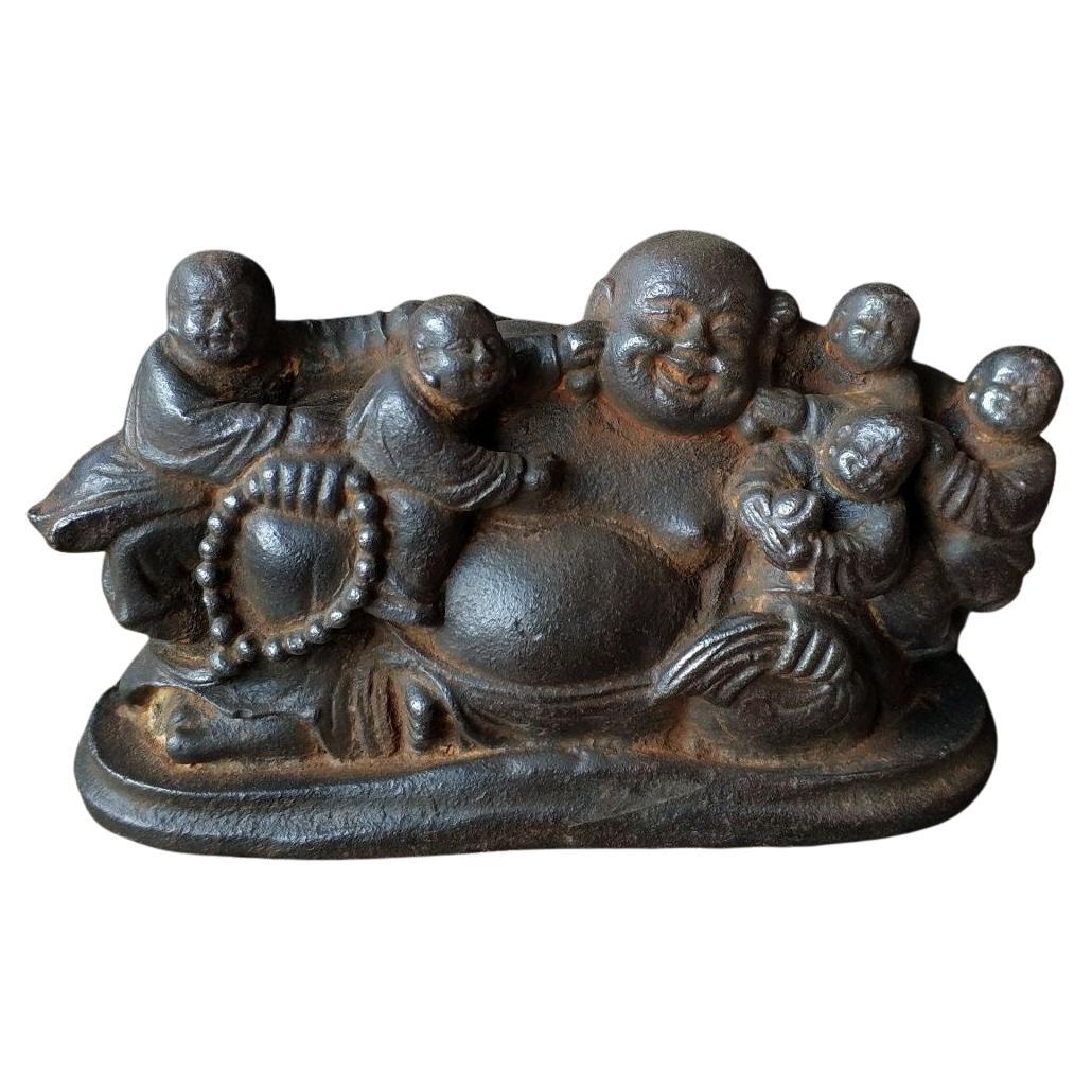 Estatua asiática del siglo XIX de Buda abrazado por cinco niños