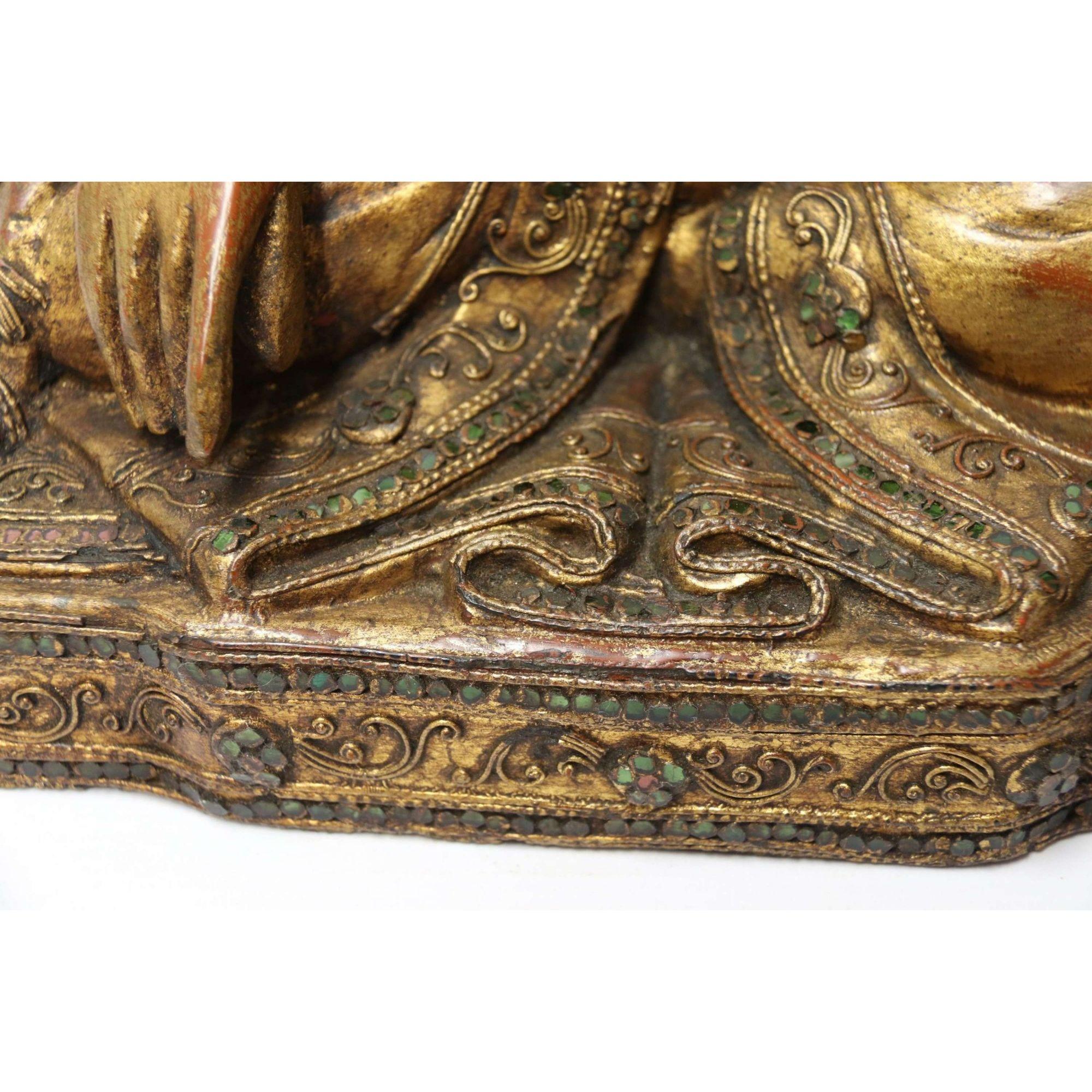Bouddha asiatique du 19ème siècle en bois doré sculpté et incrusté, avec yeux en verre incrusté, vers 1900 en vente 3