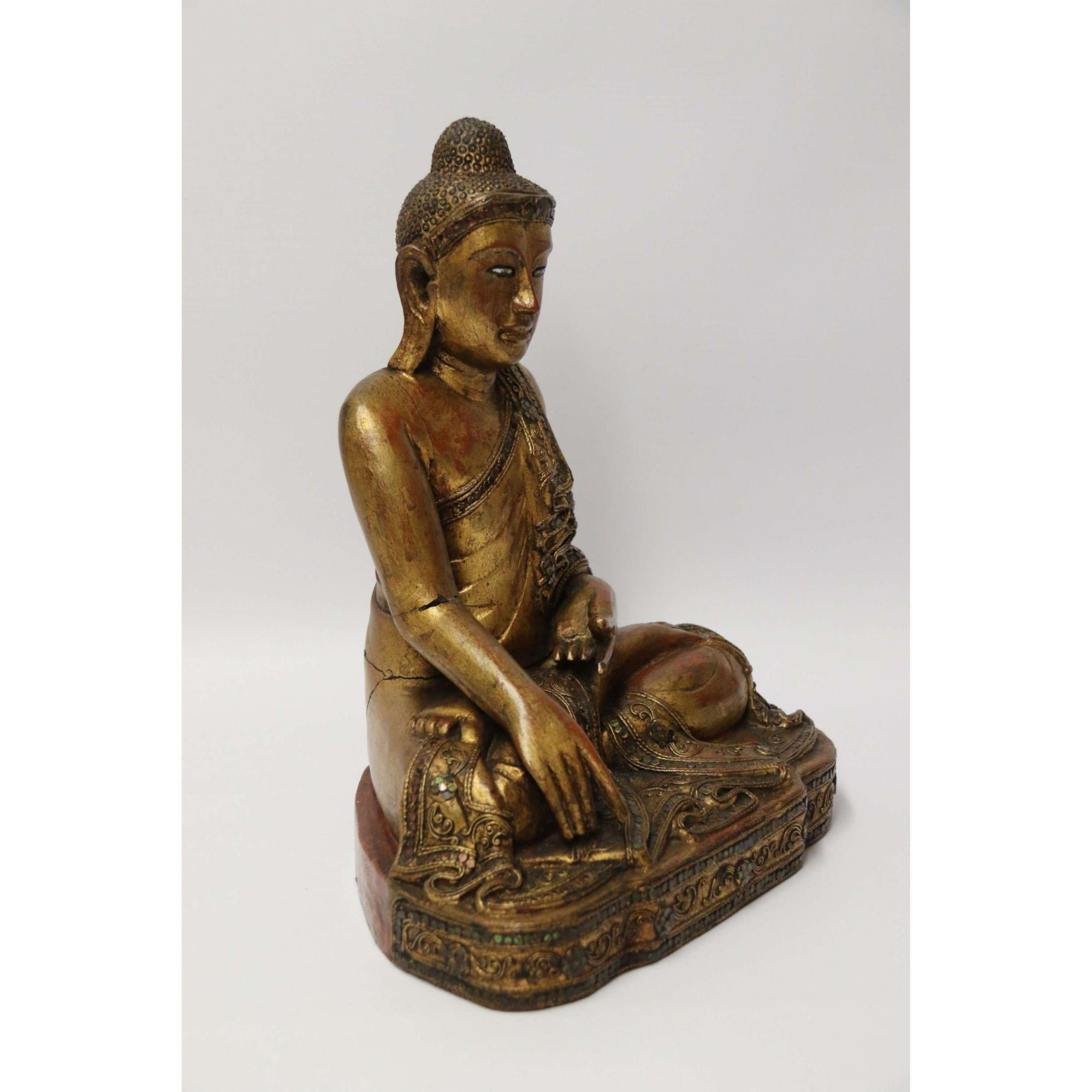19th Century Asian Carved Gilt Wood Buddha, with Inlaid Glass Eyes, circa 1900 For Sale 1