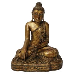 Bouddha asiatique du 19ème siècle en bois doré sculpté et incrusté, avec yeux en verre incrusté, vers 1900